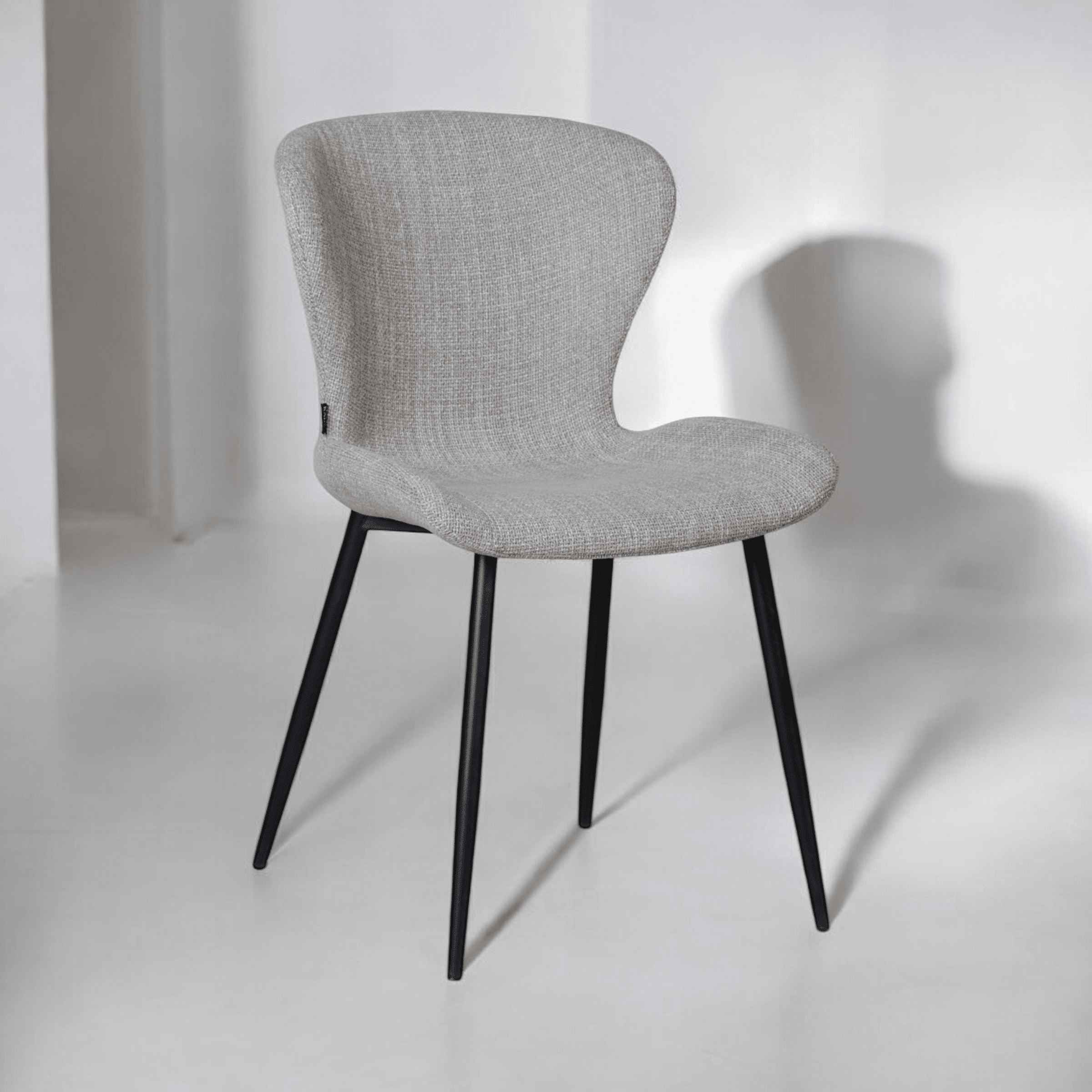 כסא טיפאני אריג אפור רגל שחורה דגם קליי כסא טיפאני אריג אפור רגל שחורה דגם קליי