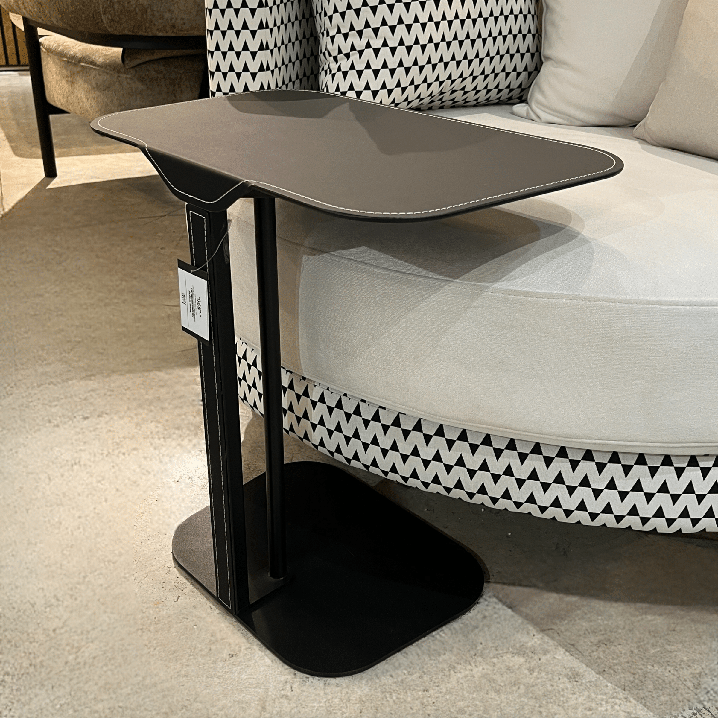 נשכן דמוי עור שחור רגל ברזל שחורה דגם סופיטל נשכן דמוי עור שחור רגל ברזל שחורה דגם סופיטל