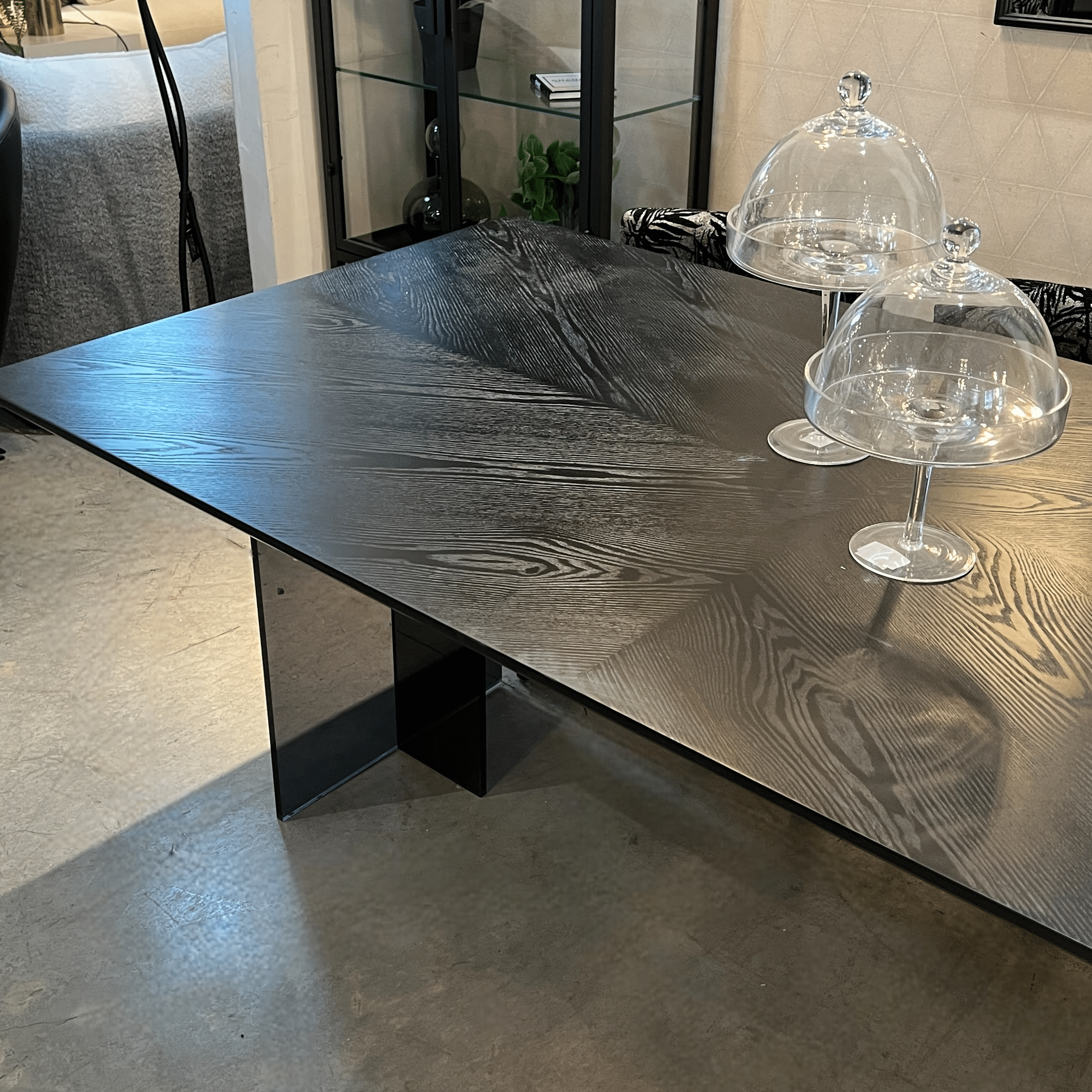 שולחן אוכל יוקרתי מיגל פלטה פורניר שחור רגל אקריל דגם סופיטל שולחן אוכל יוקרתי מיגל פלטה פורניר שחור רגל אקריל דגם סופיטל