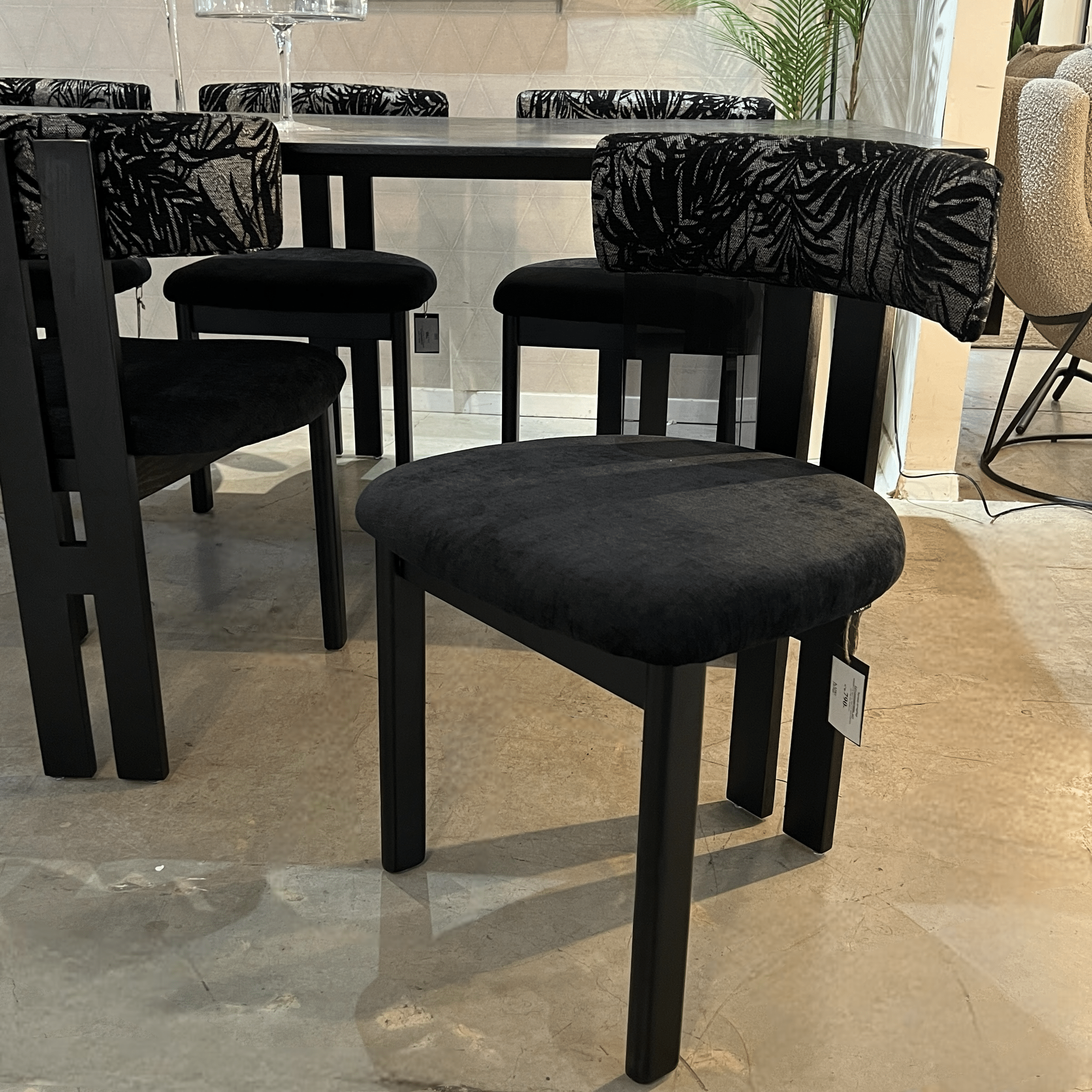 כסא מעוצב פאלם מושב אריג שחור גב רקמת עלים דגם סופיטל כסא מעוצב פאלם מושב אריג שחור גב רקמת עלים דגם סופיטל