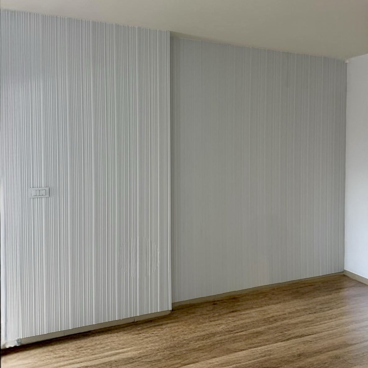 חיפוי קיר מודרני יוקרתי ״רויאל״ לבן 21/290- חדש! חיפוי קיר מודרני יוקרתי ״רויאל״ לבן 21/290- חדש!