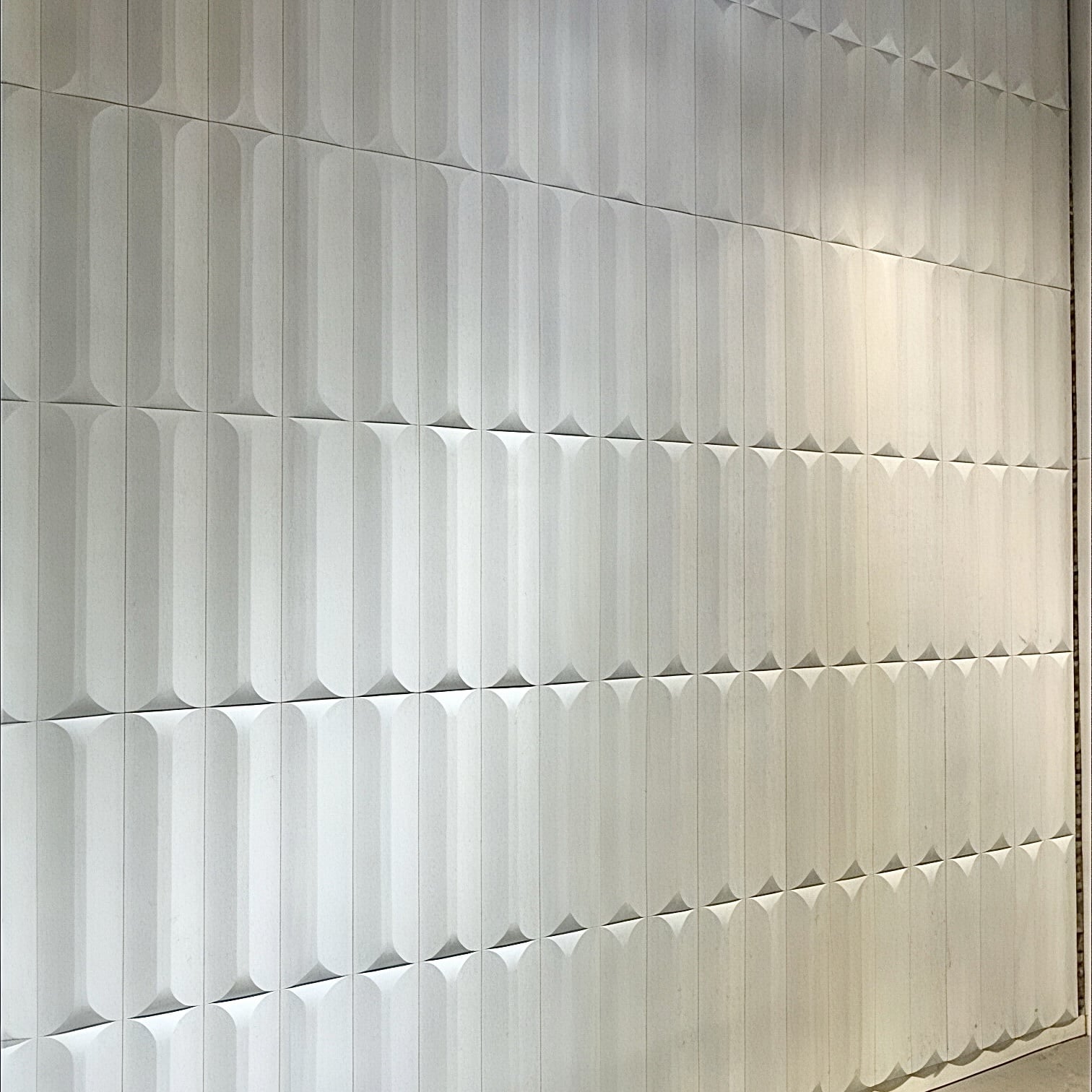 חיפוי קיר תבליט מיוחד דגם ״סטריפ״ לבן 120/20/60סמ - חדש! חיפוי קיר תבליט מיוחד דגם ״סטריפ״ לבן 120/20/60סמ - חדש!