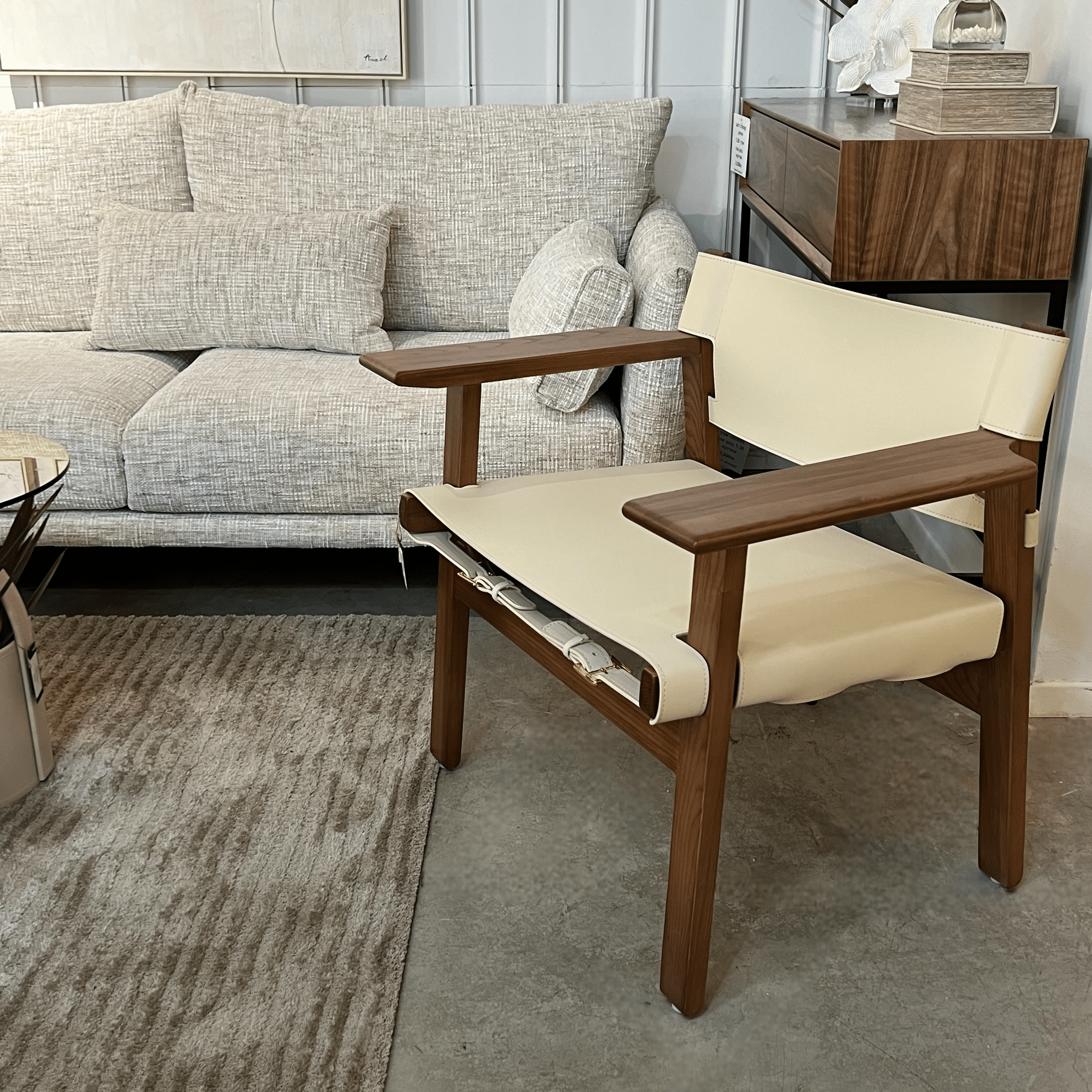 כורסא מעוצבת אפרול דמוי עור אבן רגל עץ אגוז דגם סופיטל כורסא מעוצבת אפרול דמוי עור אבן רגל עץ אגוז דגם סופיטל