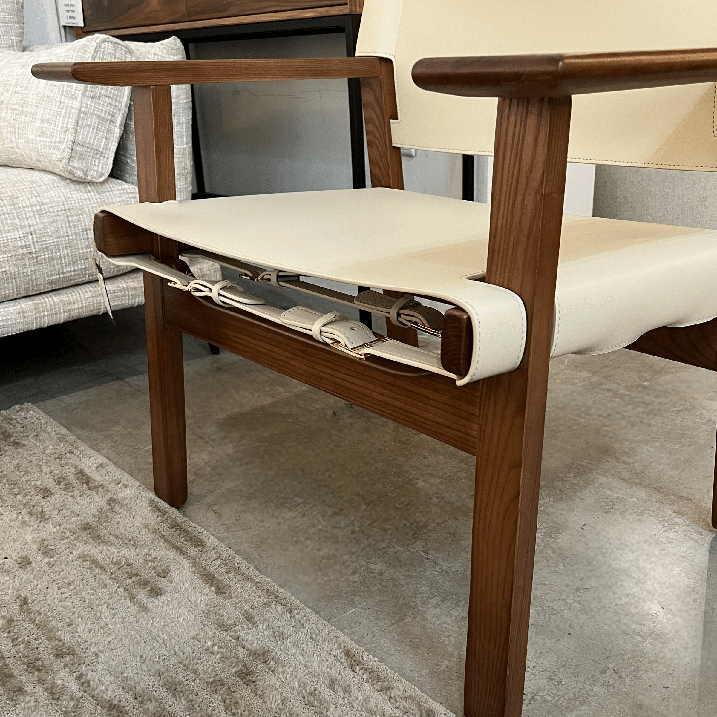 כורסא מעוצבת אפרול דמוי עור אבן רגל עץ אגוז דגם סופיטל כורסא מעוצבת אפרול דמוי עור אבן רגל עץ אגוז דגם סופיטל