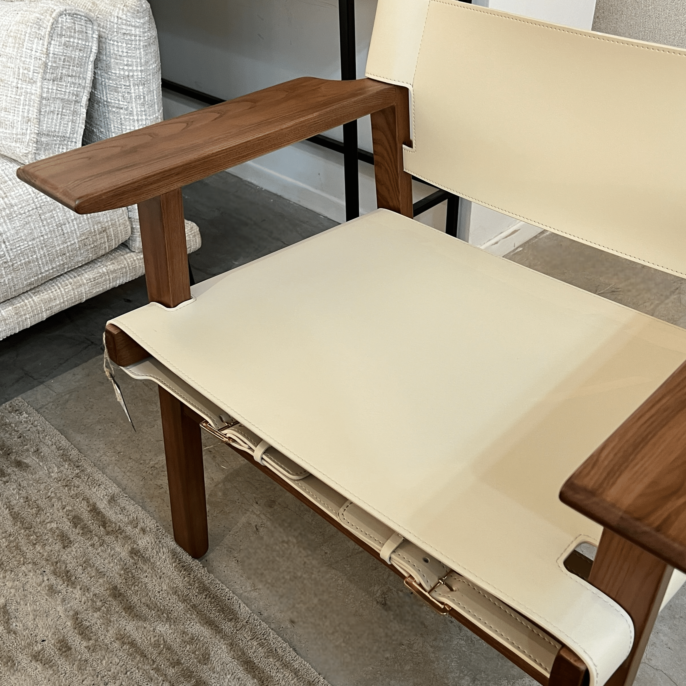 כורסא מעוצבת אפרול דמוי עור אבן רגל עץ אגוז דגם סופיטל כורסא מעוצבת אפרול דמוי עור אבן רגל עץ אגוז דגם סופיטל