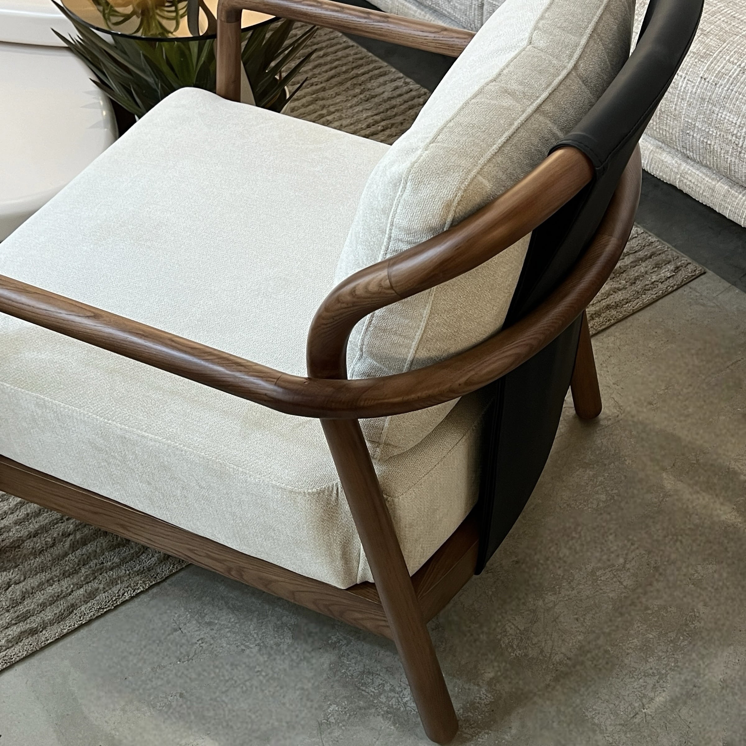 כורסא מעוצבת ויוקרתית קלוז אריג אבן שילוב דמוי עור שחור רגל עץ אגוז דגם סופיטל -