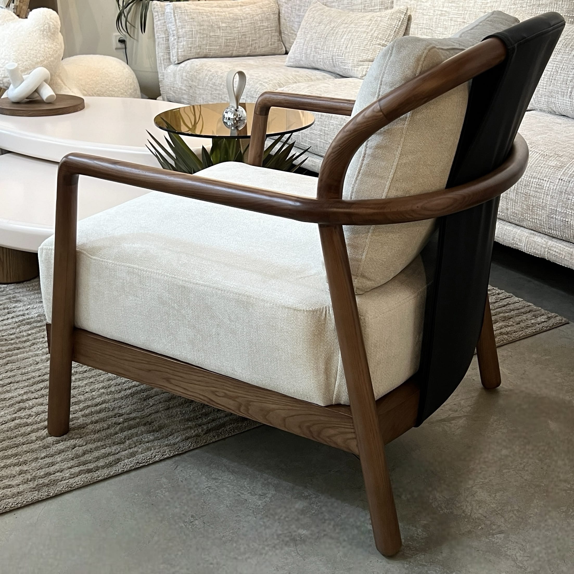 כורסא מעוצבת ויוקרתית קלוז אריג אבן שילוב דמוי עור שחור רגל עץ אגוז דגם סופיטל -