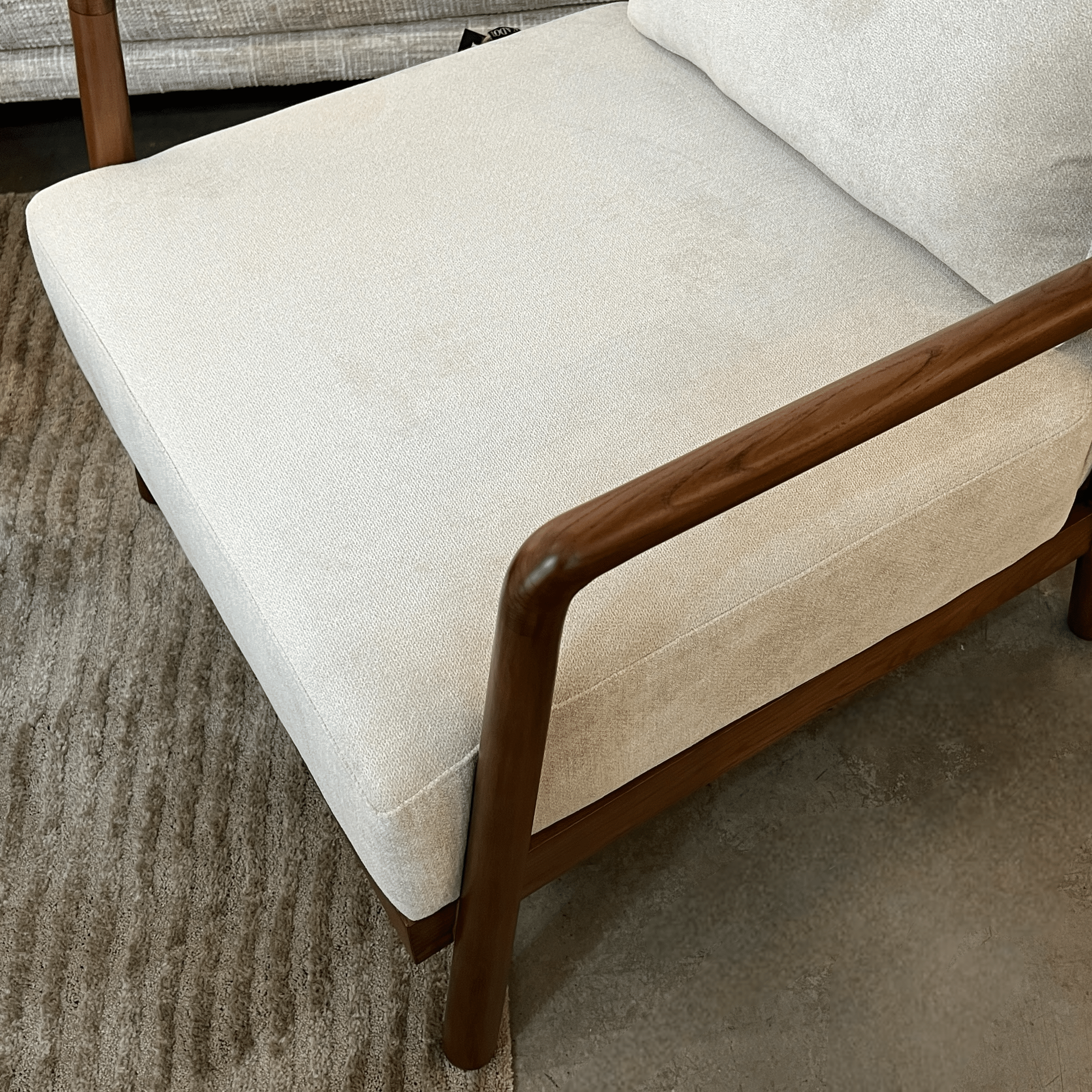 כורסא מעוצבת ויוקרתית קלוז אריג אבן שילוב דמוי עור שחור רגל עץ אגוז דגם סופיטל -