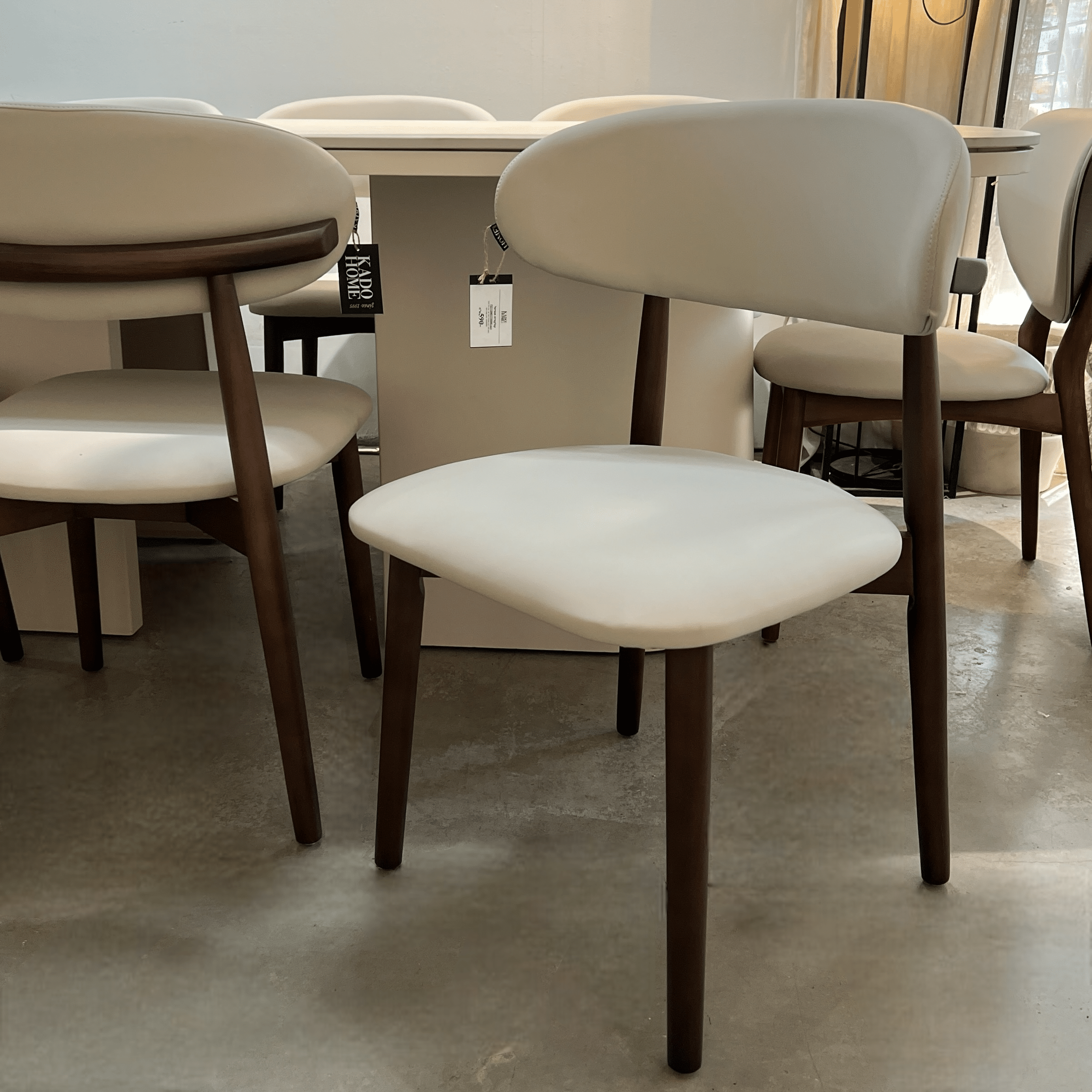 כסא יוקרתי לואי דמוי עור אבן רגל אגוז דגם סופיטל- מלאי מתחדש אספקה 8.25 כסא יוקרתי לואי דמוי עור אבן רגל אגוז דגם סופיטל- מלאי מתחדש אספקה 8.25