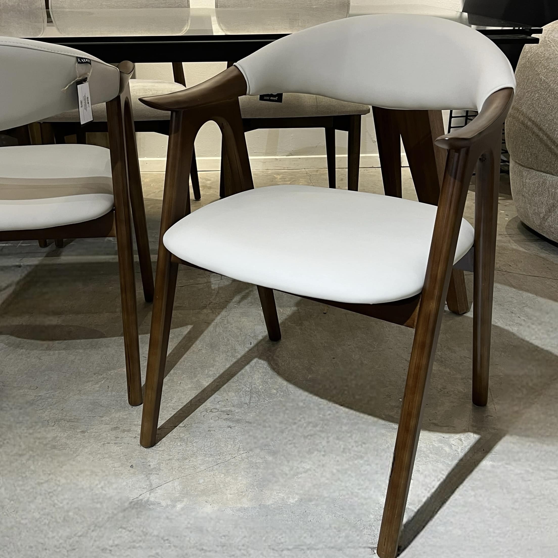 כסא רוק דמוי עור אבן רגל אגוז דגם סופיטל כסא רוק דמוי עור אבן רגל אגוז דגם סופיטל