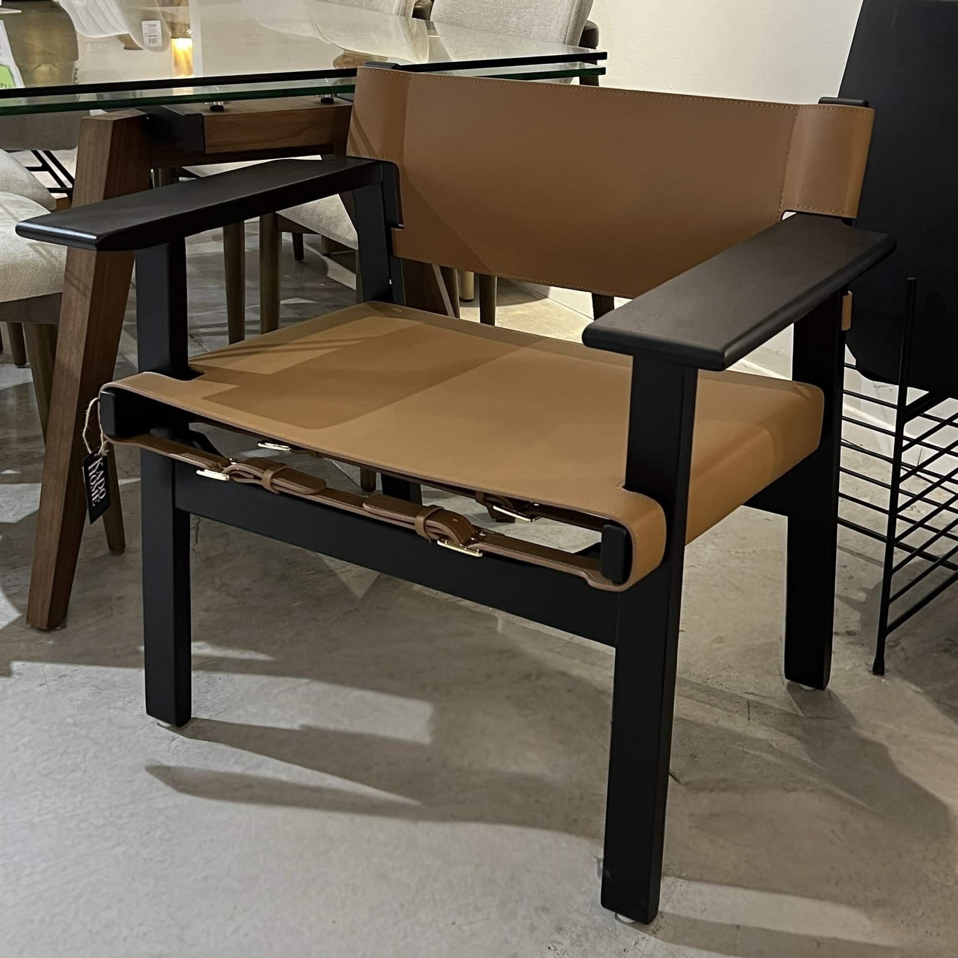 כורסא מעוצבת אפרול דמוי עור כאמל רגל עץ אגוז דגם סופיטל כורסא מעוצבת אפרול דמוי עור כאמל רגל עץ אגוז דגם סופיטל