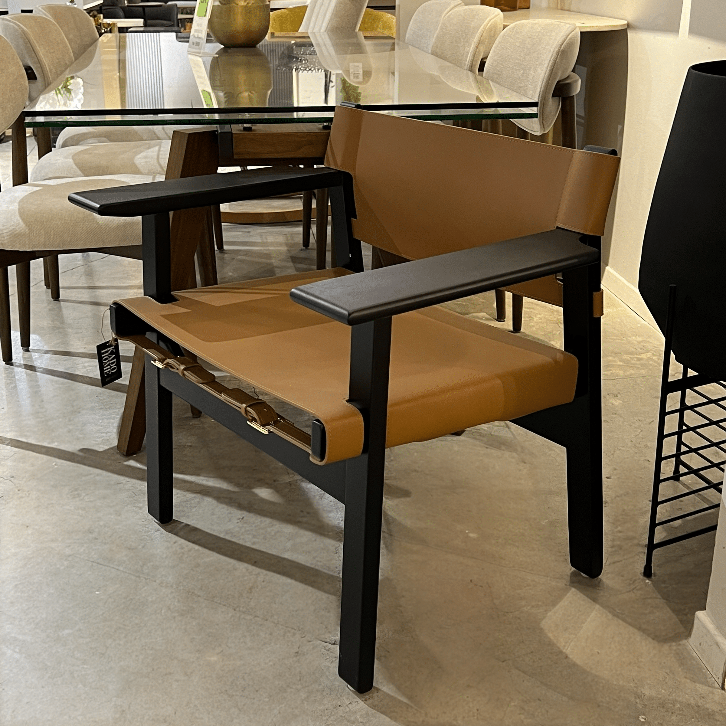 כורסא מעוצבת אפרול דמוי עור כאמל רגל עץ אגוז דגם סופיטל כורסא מעוצבת אפרול דמוי עור כאמל רגל עץ אגוז דגם סופיטל