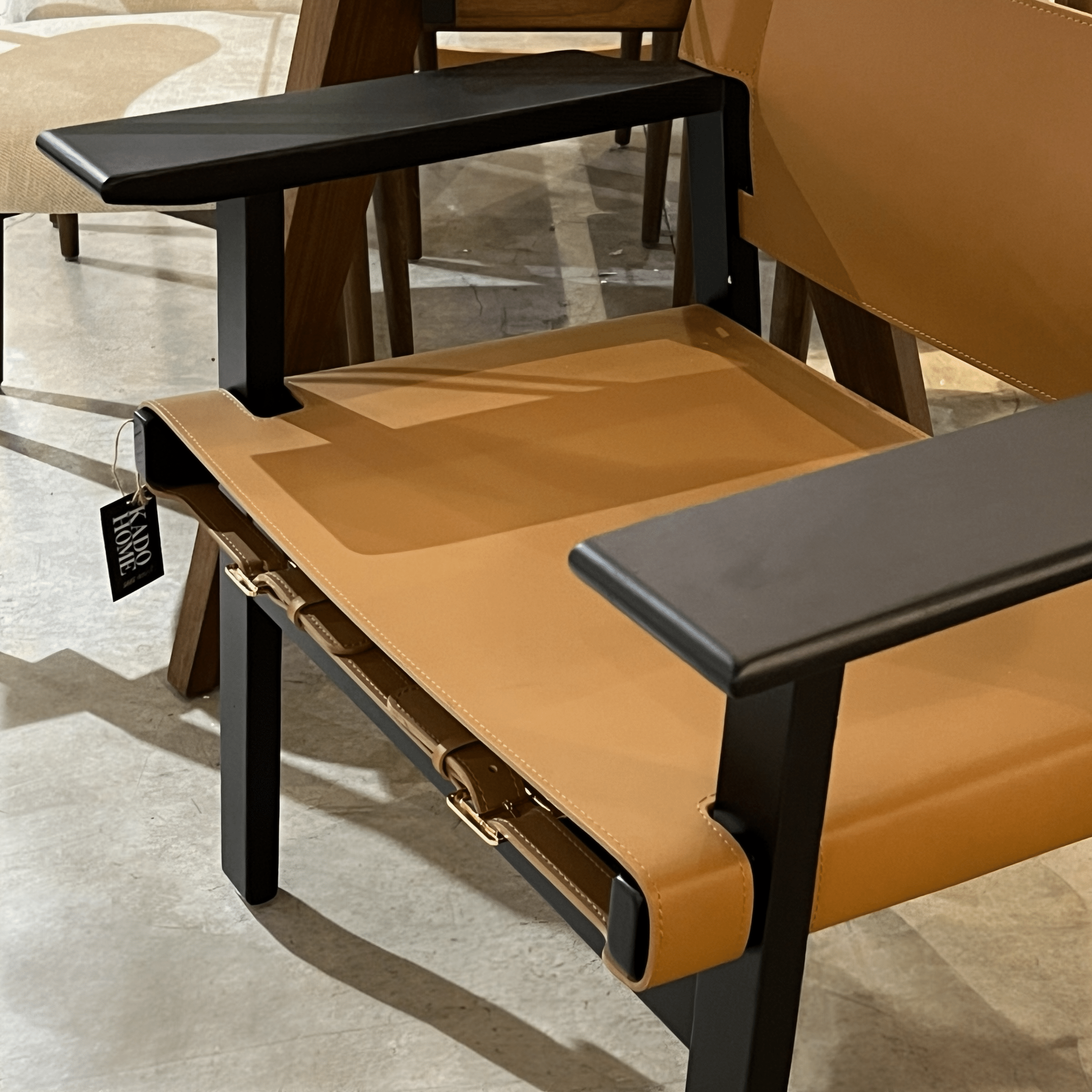 כורסא מעוצבת אפרול דמוי עור כאמל רגל עץ אגוז דגם סופיטל כורסא מעוצבת אפרול דמוי עור כאמל רגל עץ אגוז דגם סופיטל