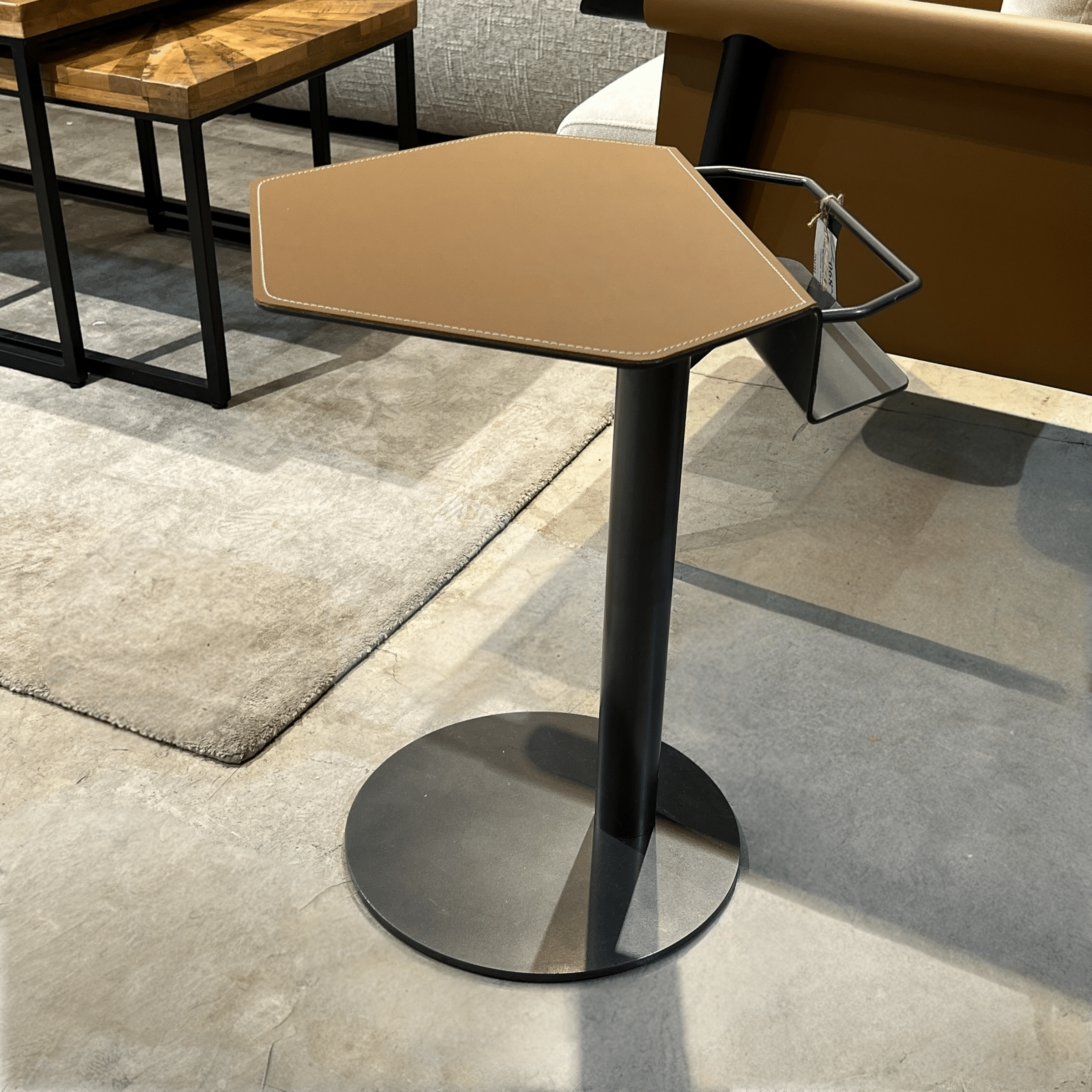 נשכן גיאומטרי דמוי עור כאמל רגל ברזל שחורה דגם סופיטל נשכן גיאומטרי דמוי עור כאמל רגל ברזל שחורה דגם סופיטל