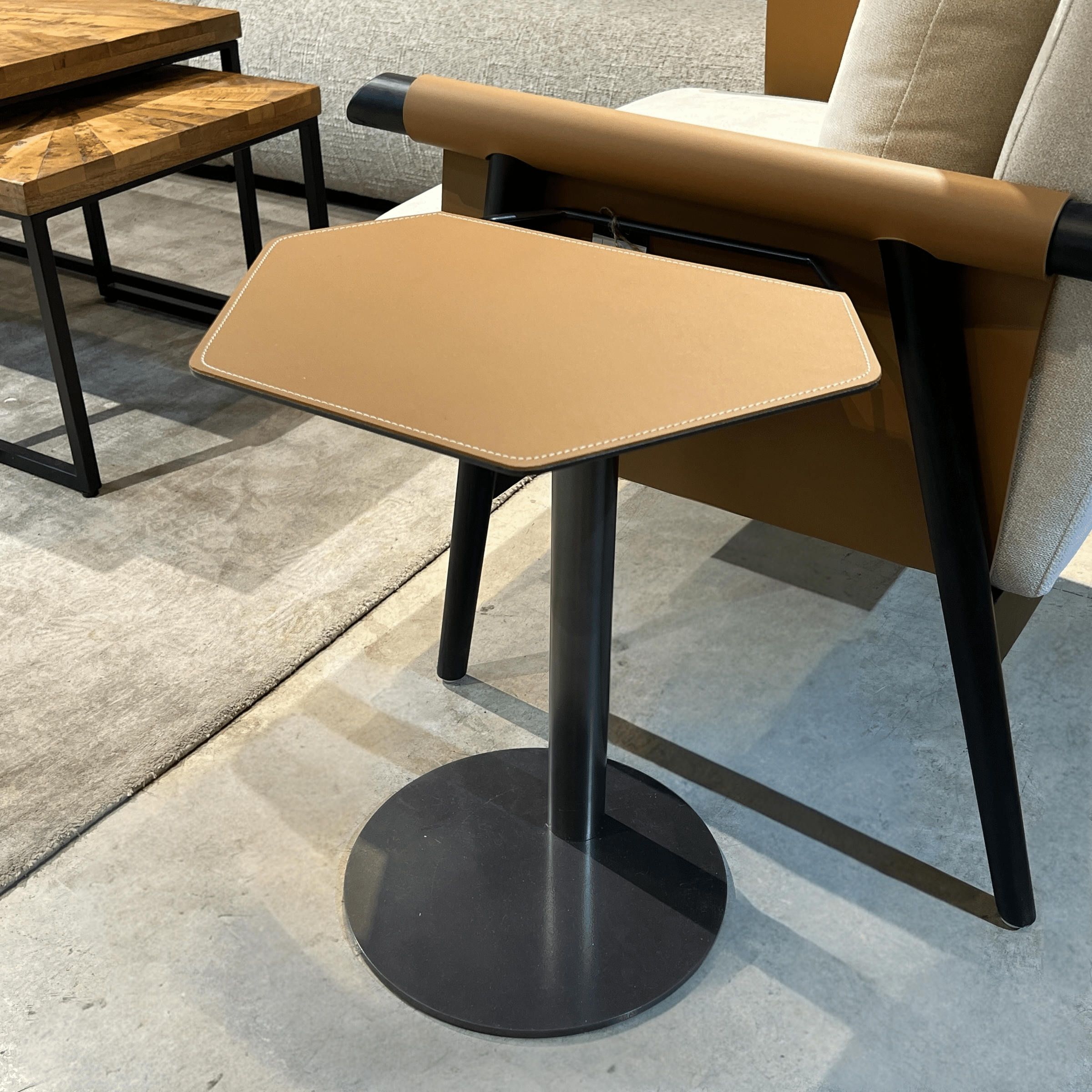 נשכן גיאומטרי דמוי עור כאמל רגל ברזל שחורה דגם סופיטל נשכן גיאומטרי דמוי עור כאמל רגל ברזל שחורה דגם סופיטל