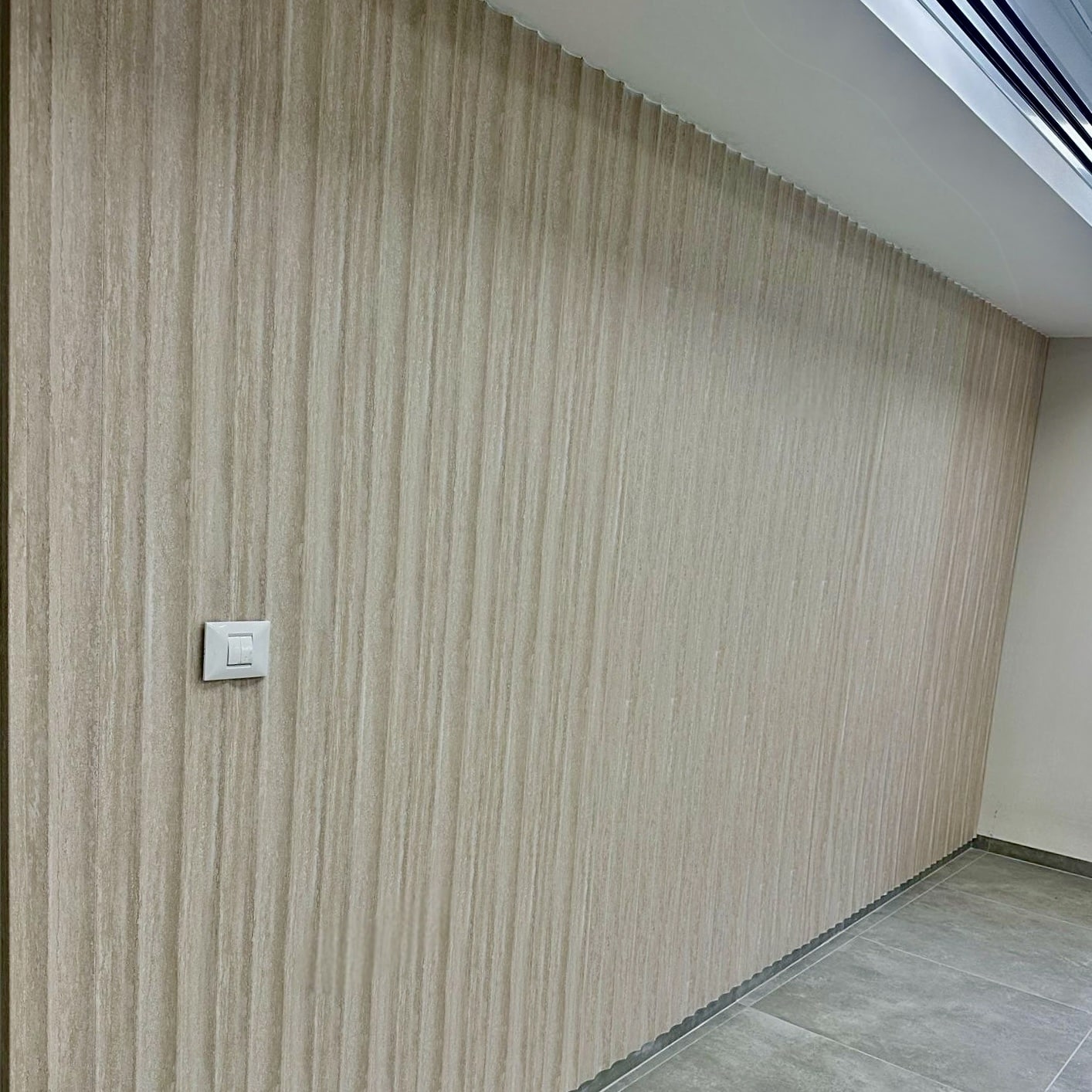 חיפוי קיר רחב מיוחד דגם ״מונו״ בגוון טרוורטין 21/290- חדש! חיפוי קיר רחב מיוחד דגם ״מונו״ בגוון טרוורטין 21/290- חדש!