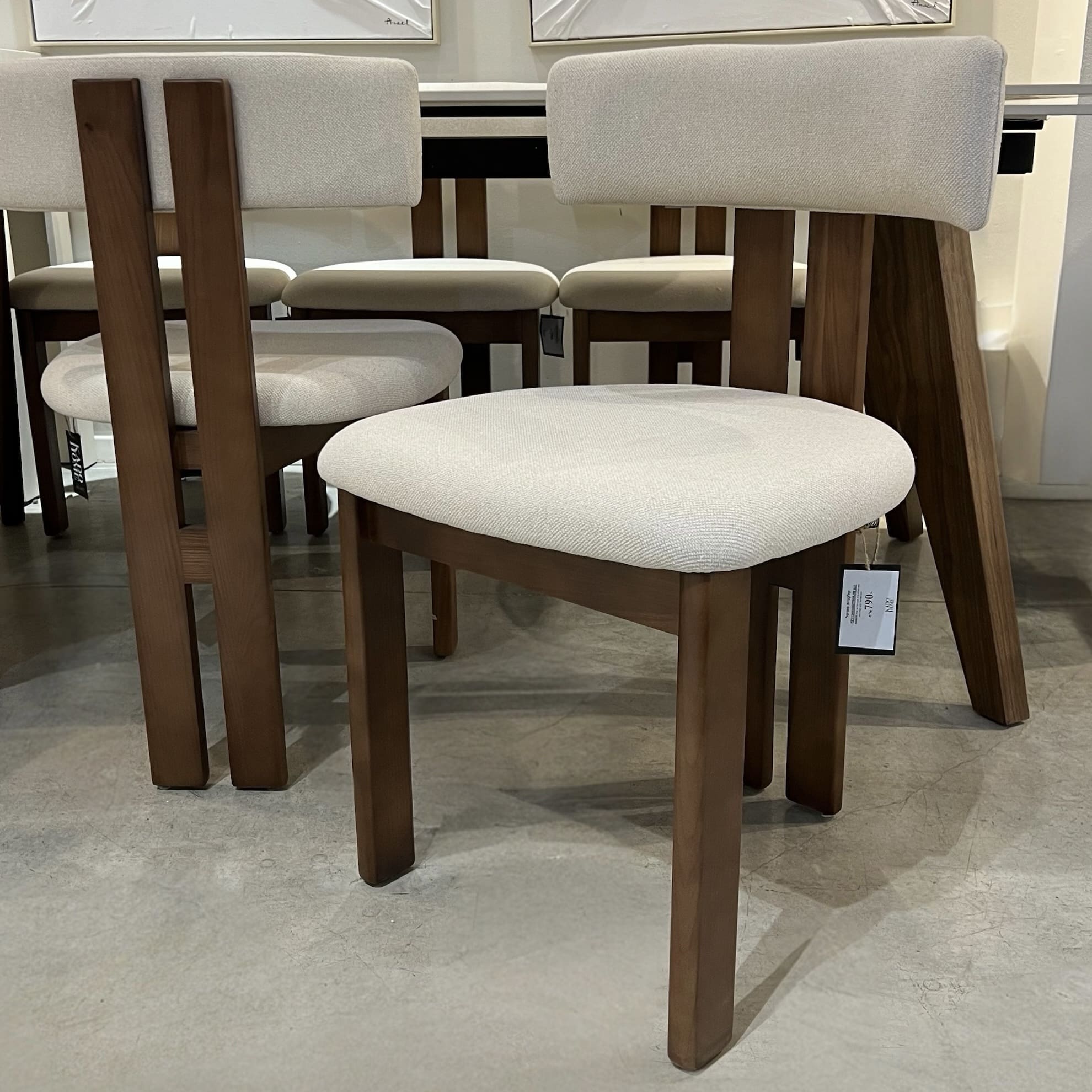 כסא מעוצב פאלם אריג אבן רגל עץ אגוז דגם סופיטל כסא מעוצב פאלם אריג אבן רגל עץ אגוז דגם סופיטל