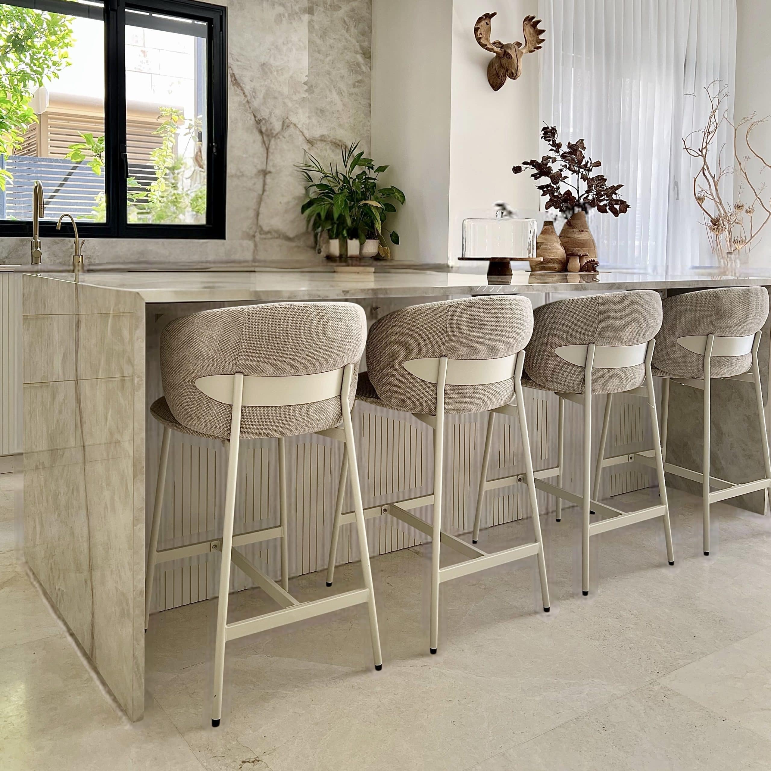 כסא בר מעוצב לולה אריג שמנת רגל שמנת דגם קליי כסא בר מעוצב לולה אריג שמנת רגל שמנת דגם קליי