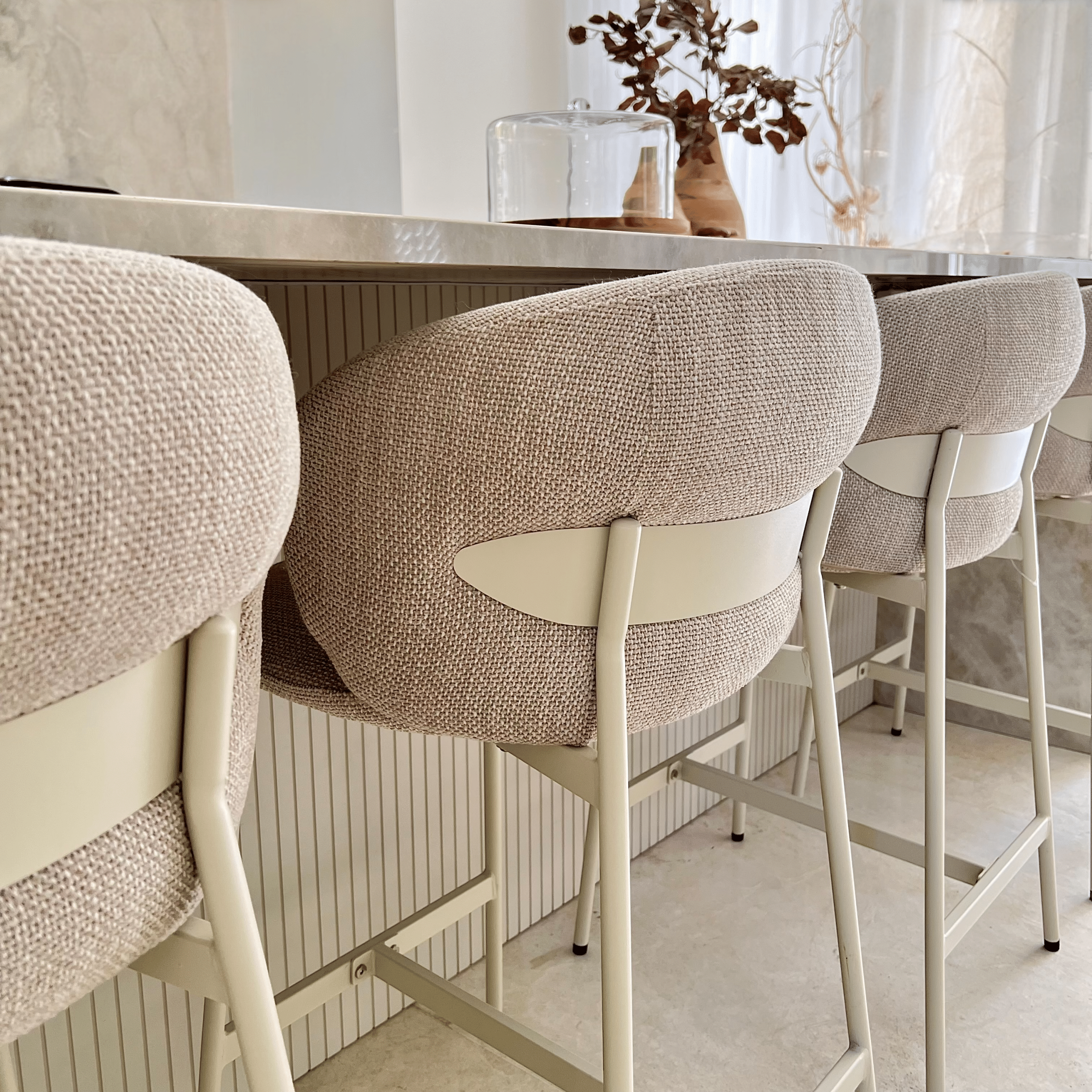 כסא בר מעוצב לולה אריג שמנת רגל שמנת דגם קליי כסא בר מעוצב לולה אריג שמנת רגל שמנת דגם קליי