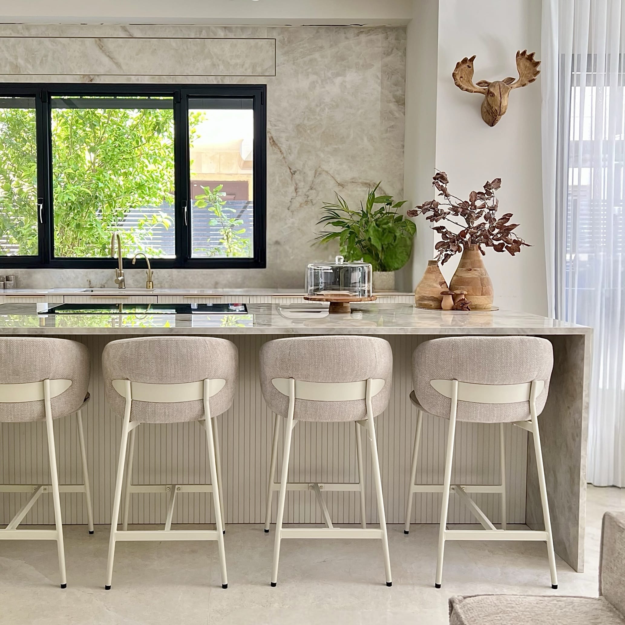 כסא בר מעוצב לולה אריג שמנת רגל שמנת דגם קליי כסא בר מעוצב לולה אריג שמנת רגל שמנת דגם קליי