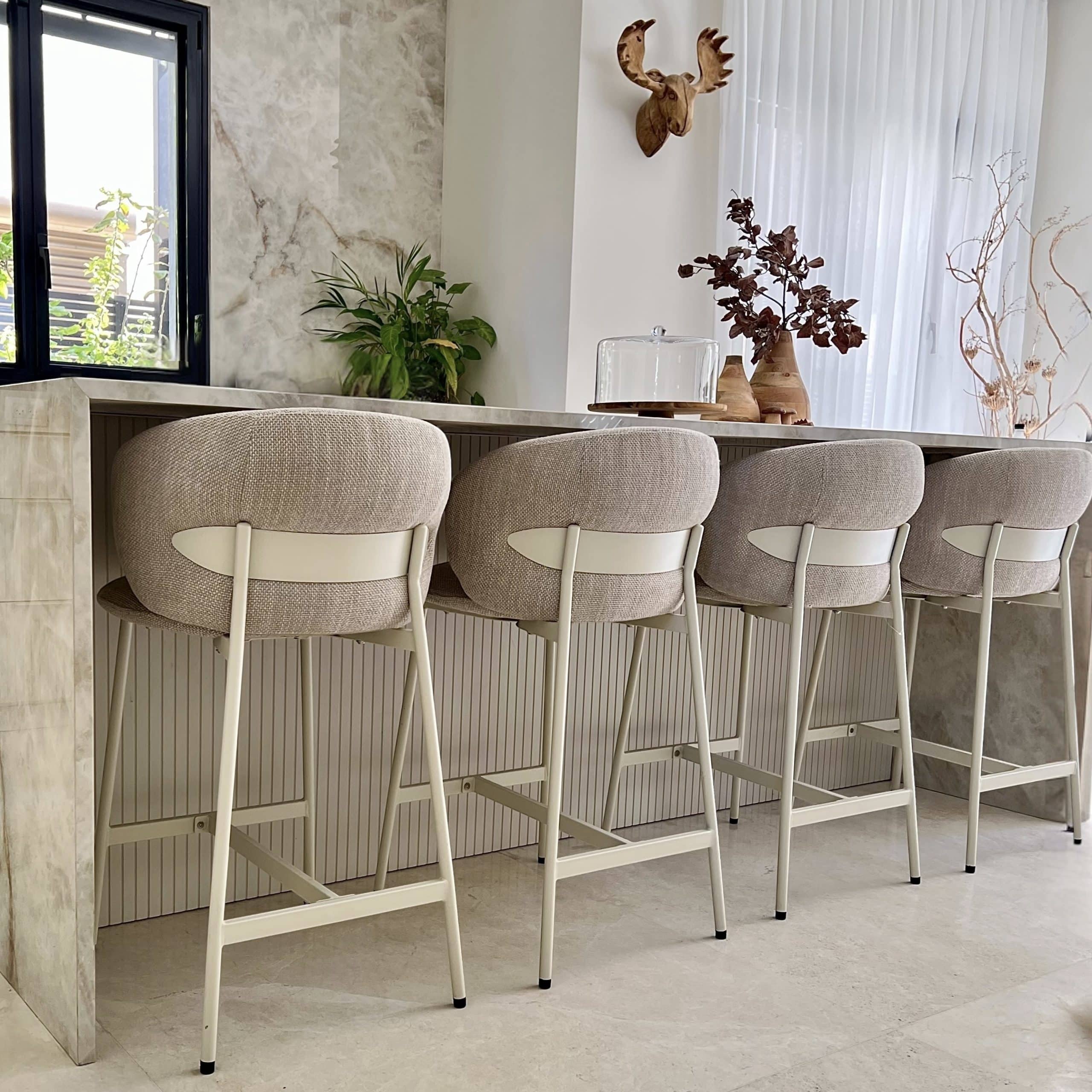 כסא בר מעוצב לולה אריג שמנת רגל שמנת דגם קליי כסא בר מעוצב לולה אריג שמנת רגל שמנת דגם קליי