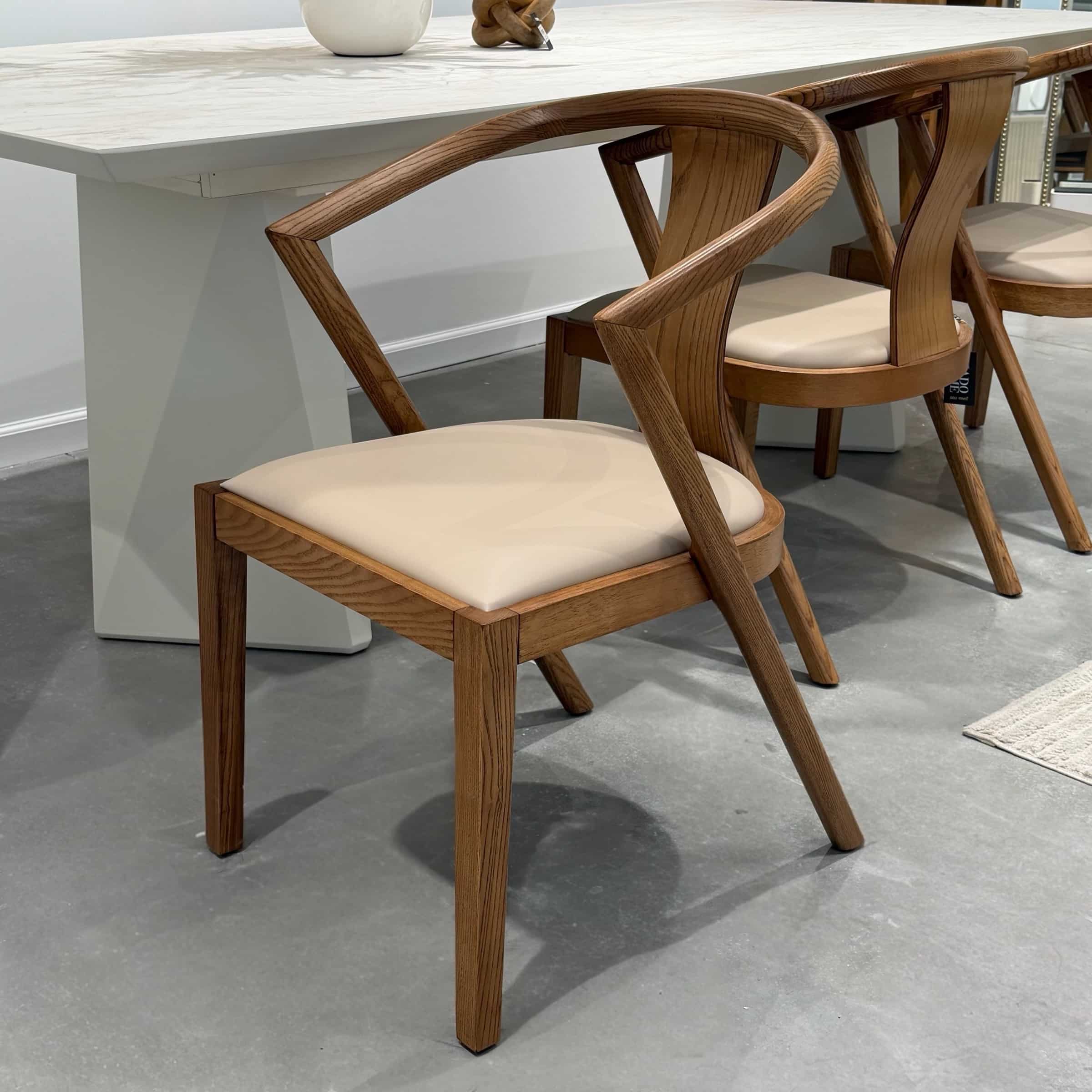 כיסא עץ אגוז בוני מושב שמנת דגם סופיטל כיסא עץ אגוז בוני מושב שמנת דגם סופיטל