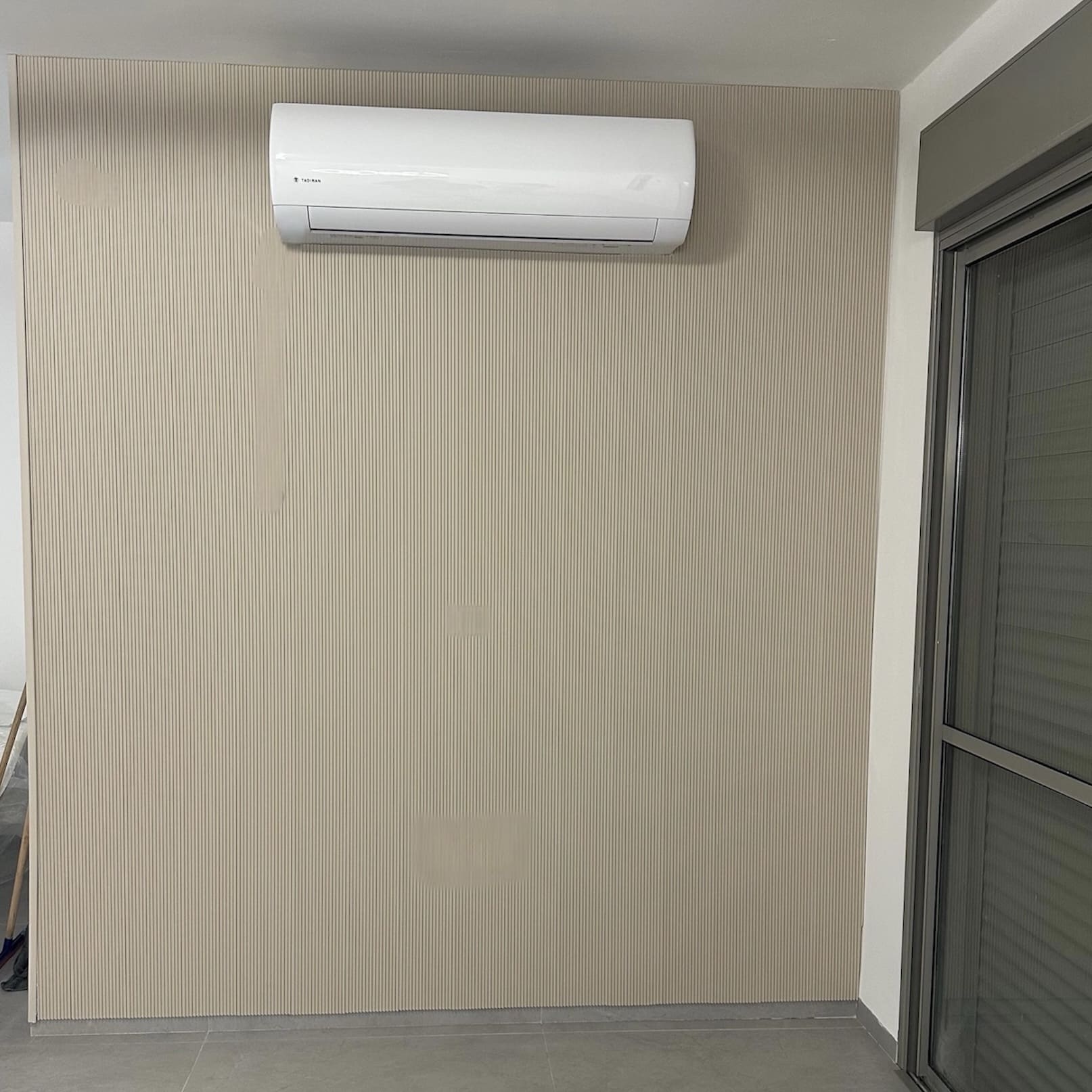 חיפוי קיר במראה מודרני דגם ״וויבס״ סהרה בז- חדש!