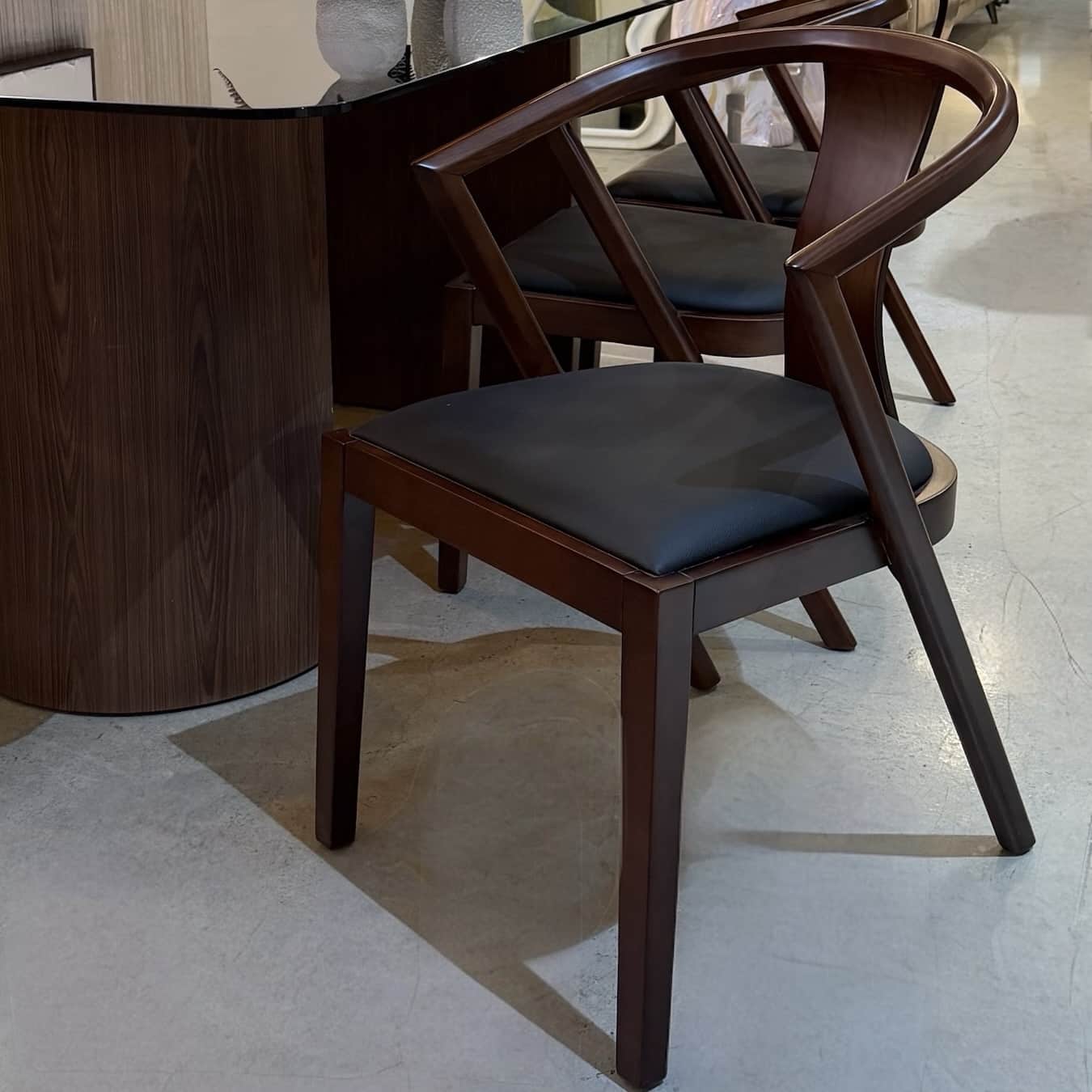 כיסא עץ אגוז בוני מושב שחור דגם סופיטל- במבצע!