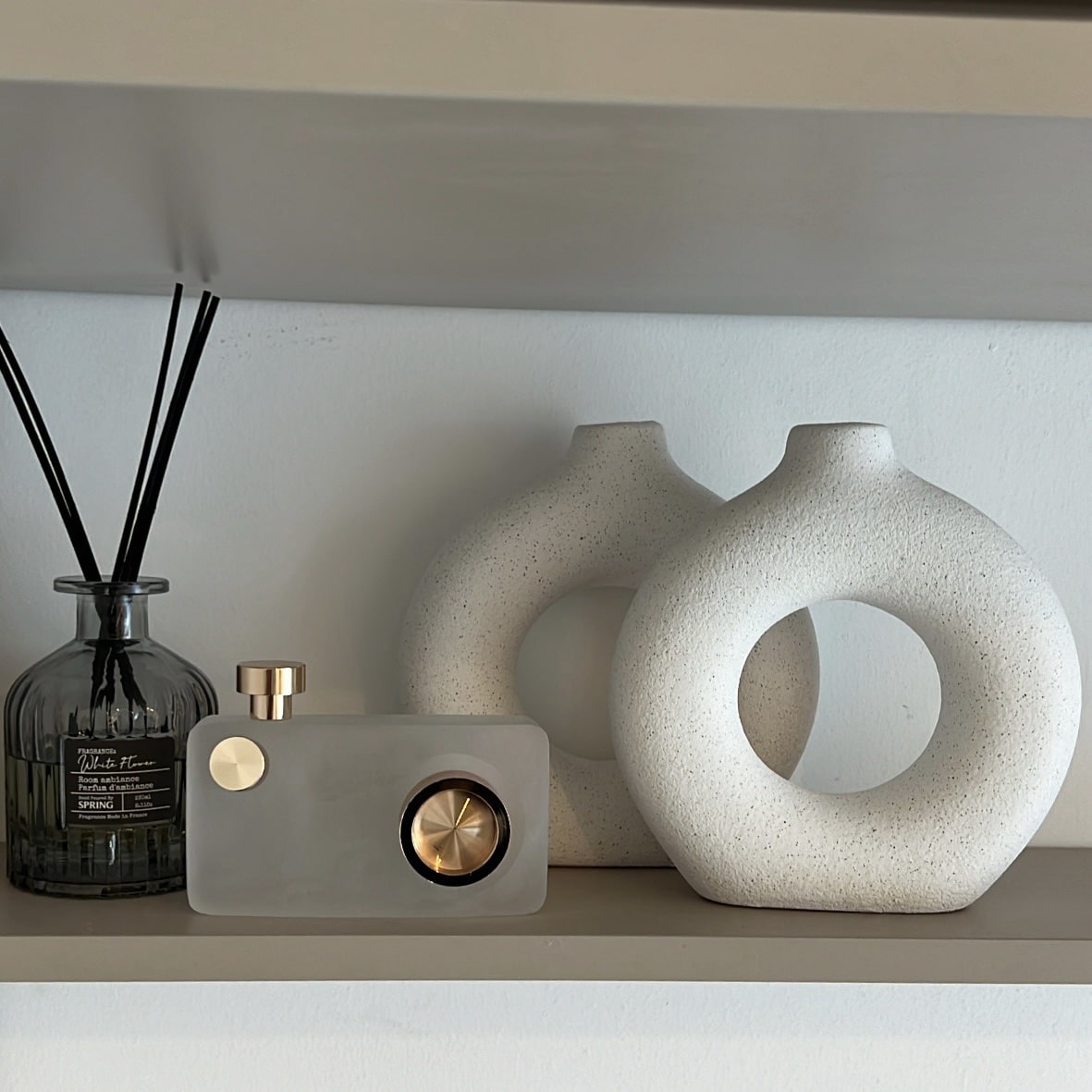 דקורציה מצלמה מעוצבת זכוכית חלבית עדשה זהב דגם איקו דקורציה מצלמה מעוצבת זכוכית חלבית עדשה זהב דגם איקו