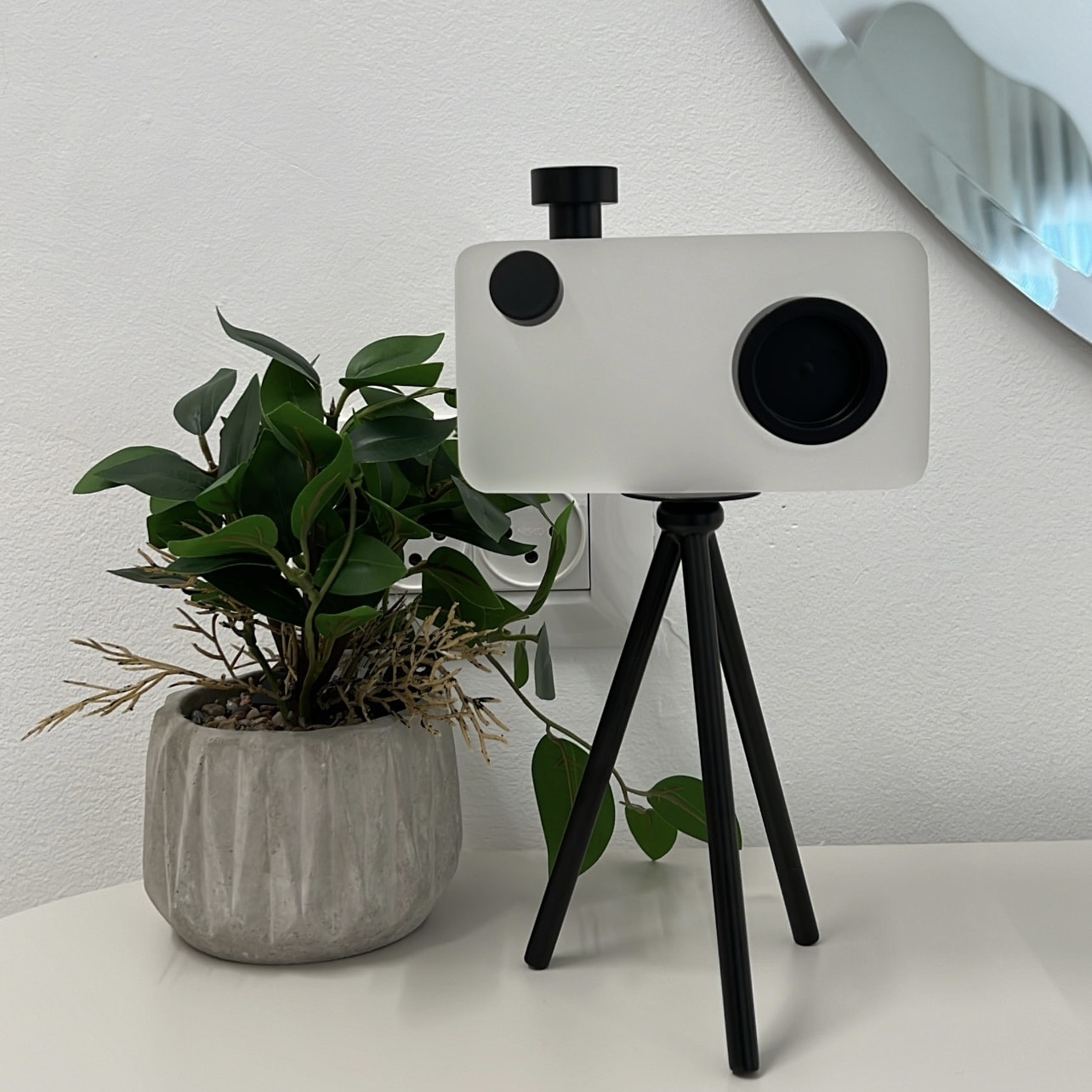 דקורציה מצלמה זכוכית חלבית עדשה שחורה עם סטנד שחור דגם איקו דקורציה מצלמה זכוכית חלבית עדשה שחורה עם סטנד שחור דגם איקו