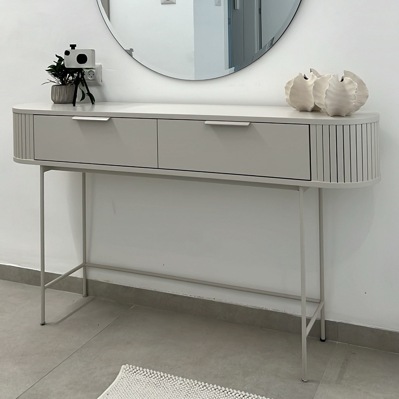 קונסולה פינות מעוגלות מחורצות ומגירות חלקות דגם דובאי קונסולה פינות מעוגלות מחורצות ומגירות חלקות דגם דובאי