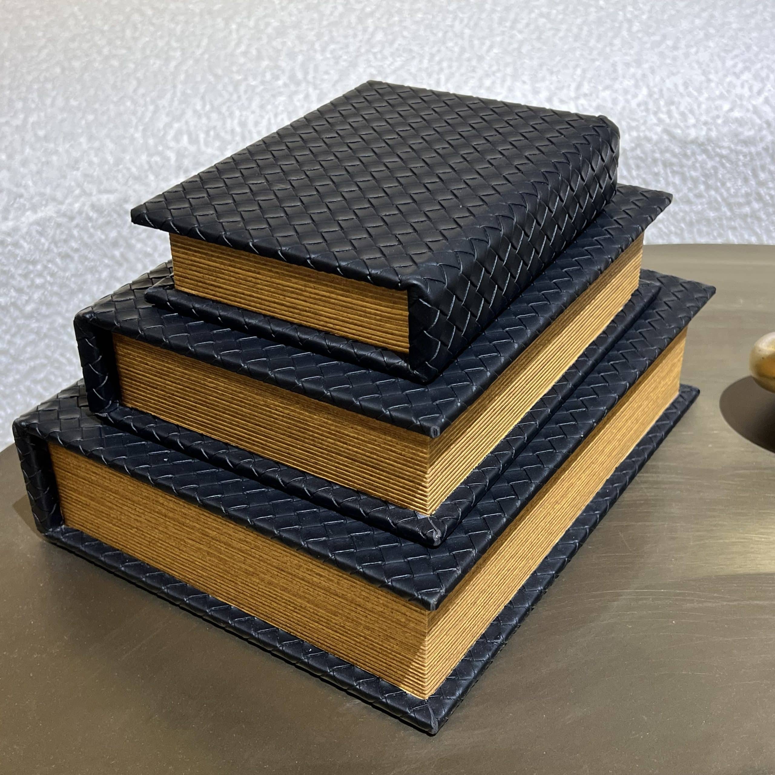 ספר אחסון יוקרתי דמוי עור שחור קלוע דגם איקו ספר אחסון יוקרתי דמוי עור שחור קלוע דגם איקו