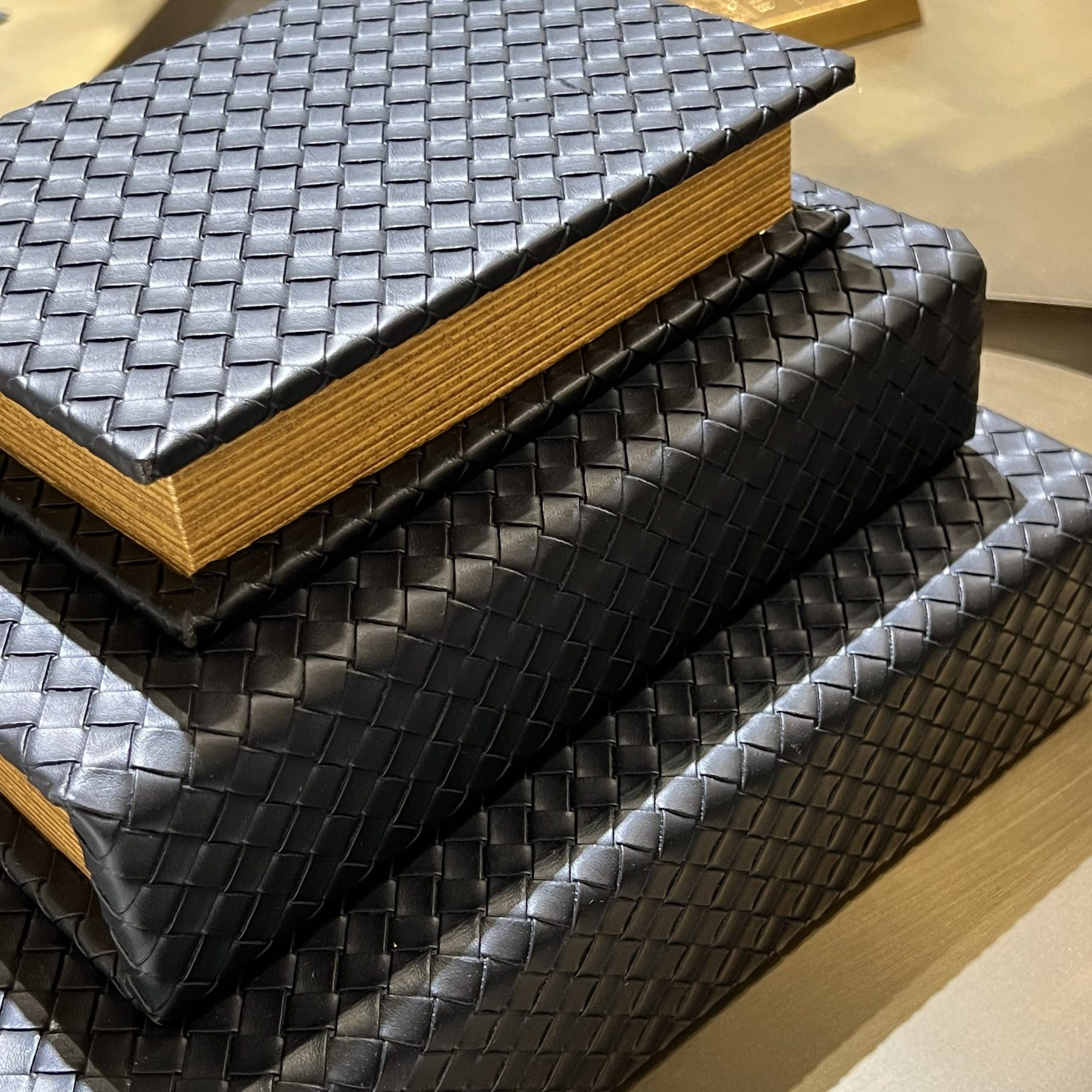 ספר אחסון יוקרתי דמוי עור שחור קלוע דגם איקו ספר אחסון יוקרתי דמוי עור שחור קלוע דגם איקו