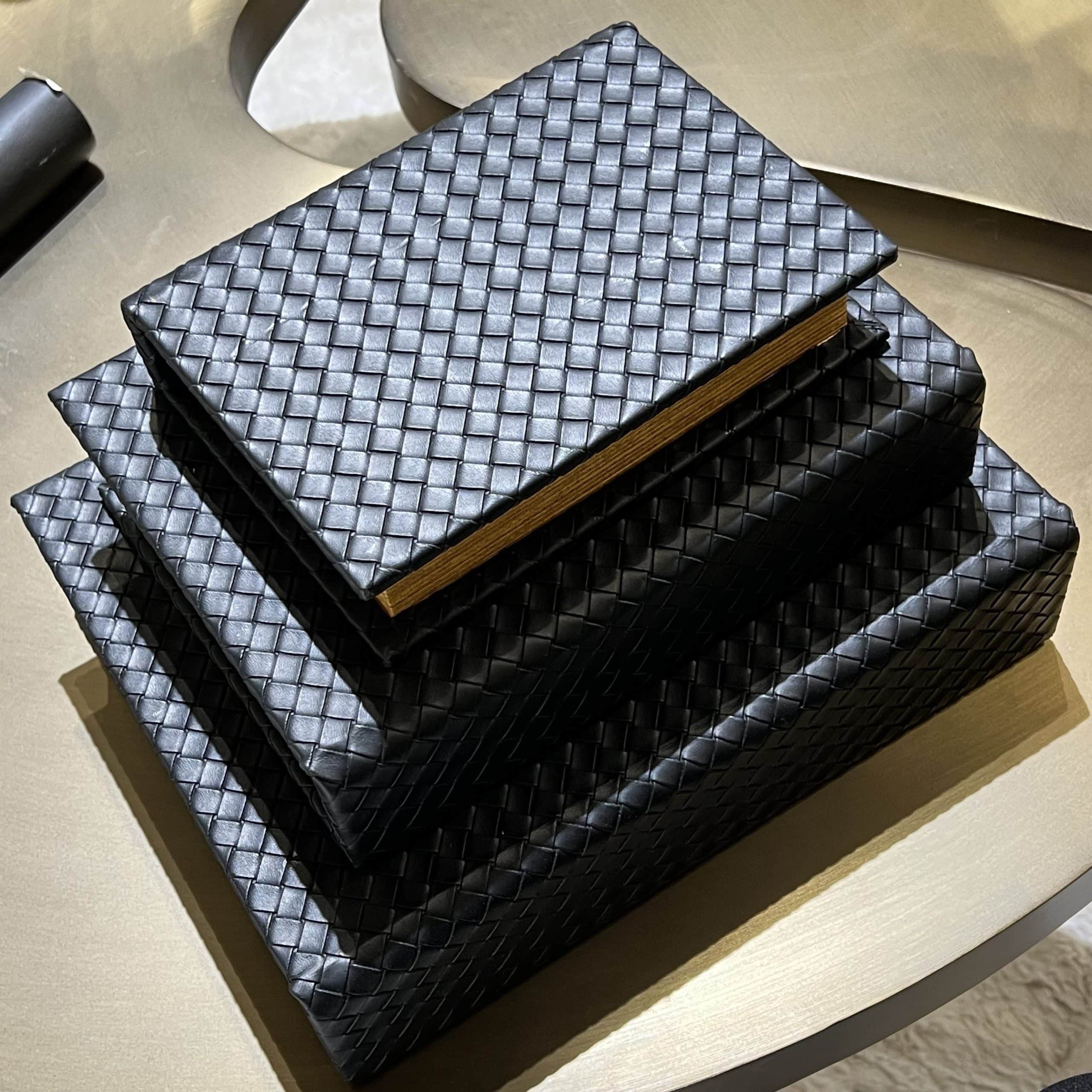 ספר אחסון יוקרתי דמוי עור שחור קלוע דגם איקו ספר אחסון יוקרתי דמוי עור שחור קלוע דגם איקו