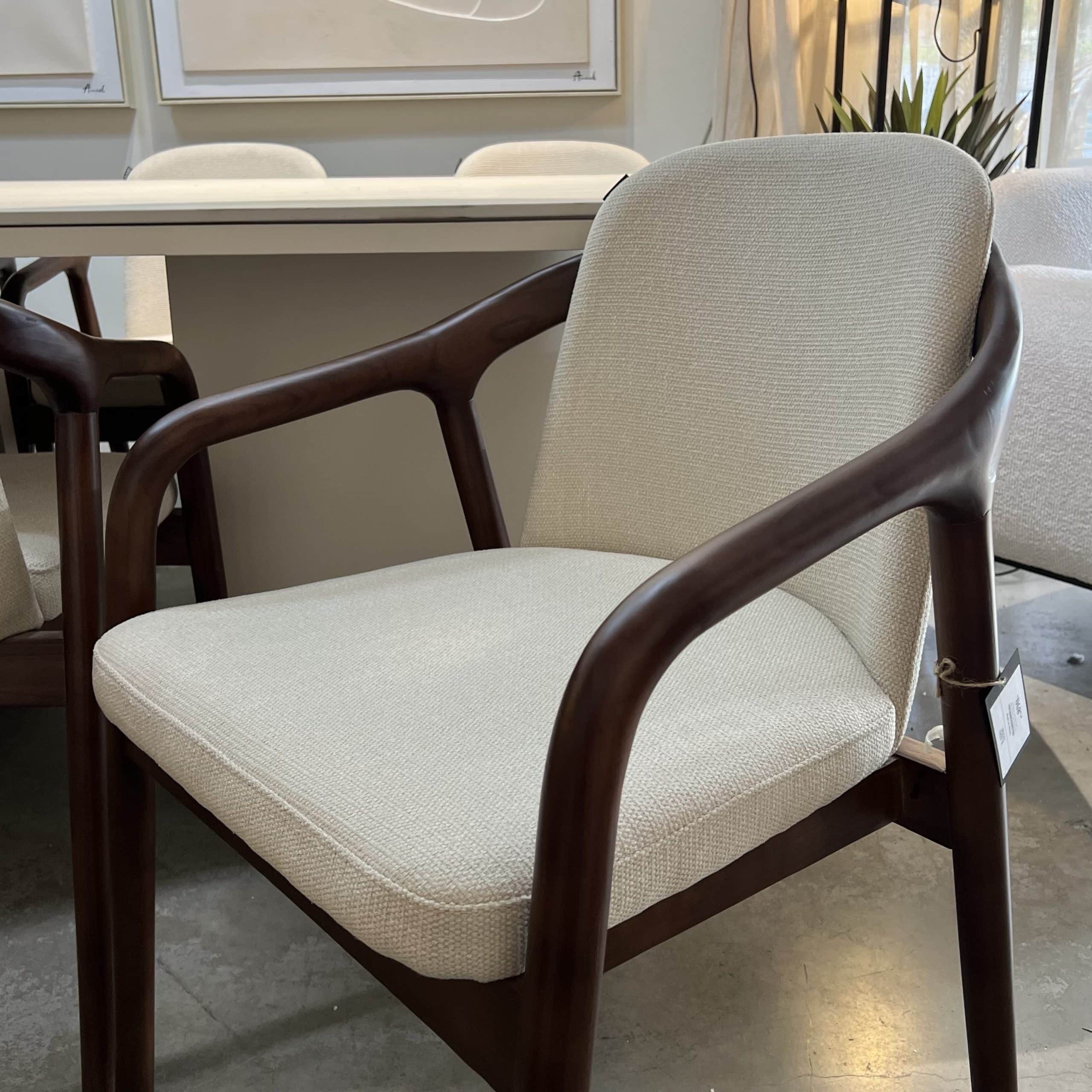 כיסא מעוצב קסיאס אגוז בד אריג בז דגם סופיטל כיסא מעוצב קסיאס אגוז בד אריג בז דגם סופיטל