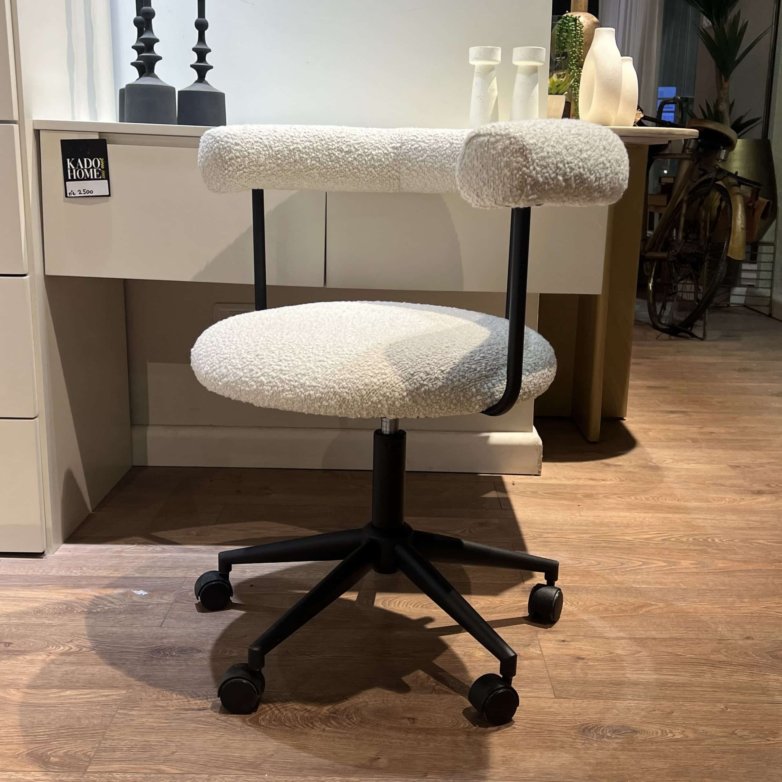 כסא משרד מרופד גב חלול בוקלה שמנת רגל שחורה דגם רוני כסא משרד מרופד גב חלול בוקלה שמנת רגל שחורה דגם רוני