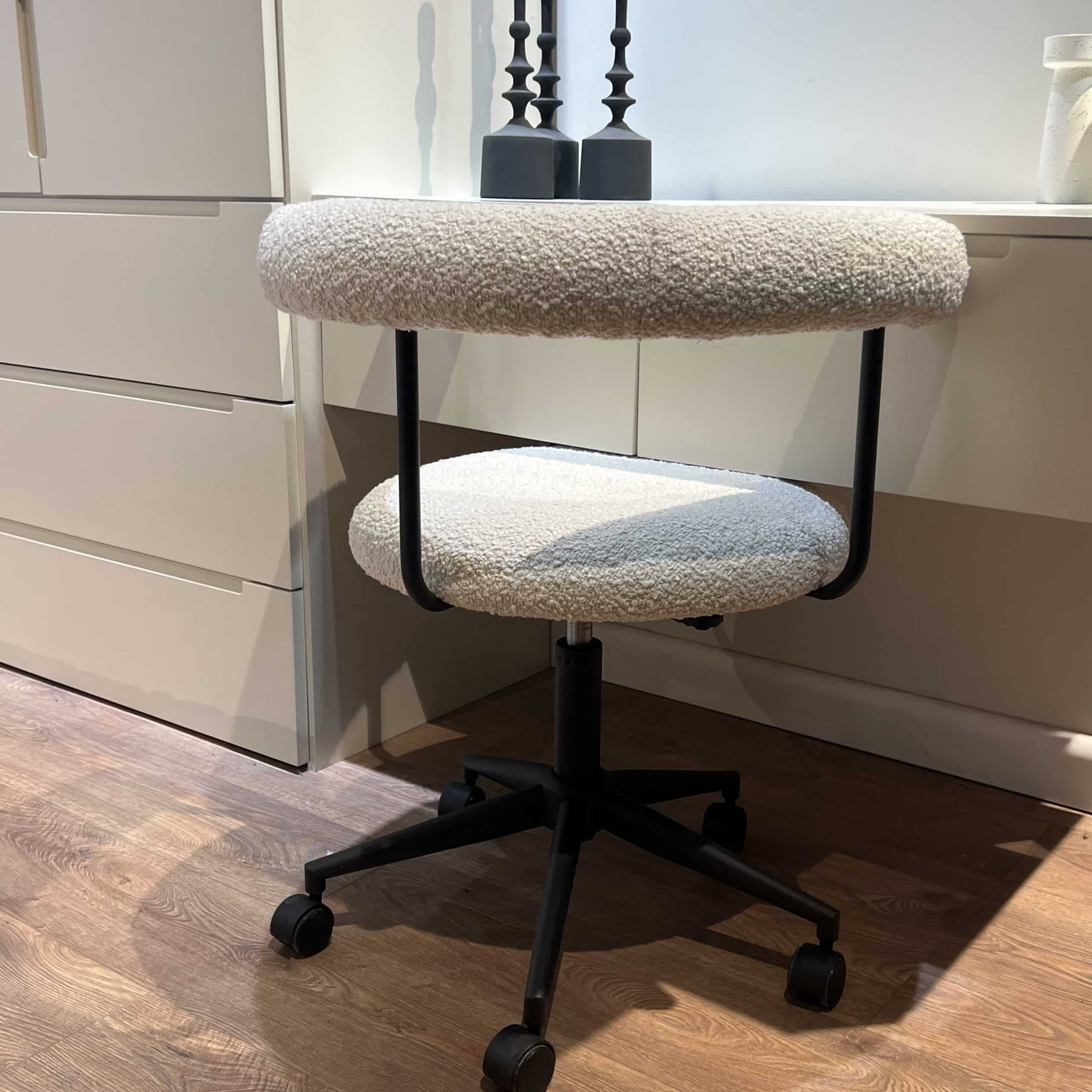 כסא משרד מרופד גב חלול בוקלה שמנת רגל שחורה דגם רוני כסא משרד מרופד גב חלול בוקלה שמנת רגל שחורה דגם רוני