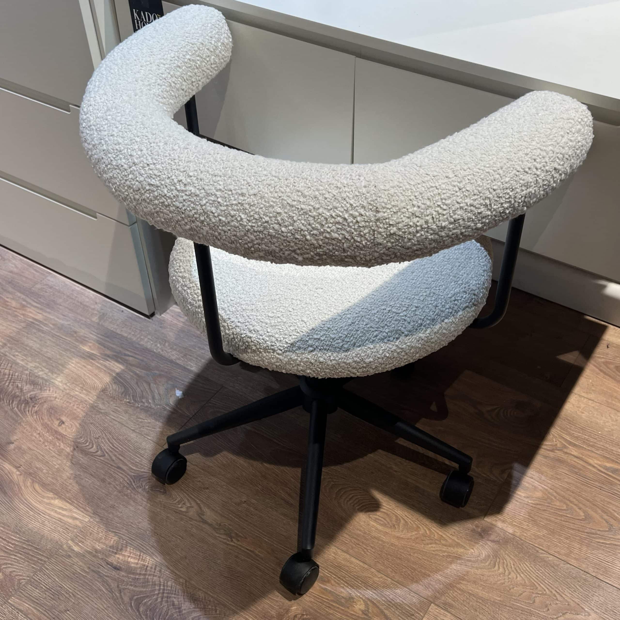 כסא משרד מרופד גב חלול בוקלה שמנת רגל שחורה דגם רוני כסא משרד מרופד גב חלול בוקלה שמנת רגל שחורה דגם רוני