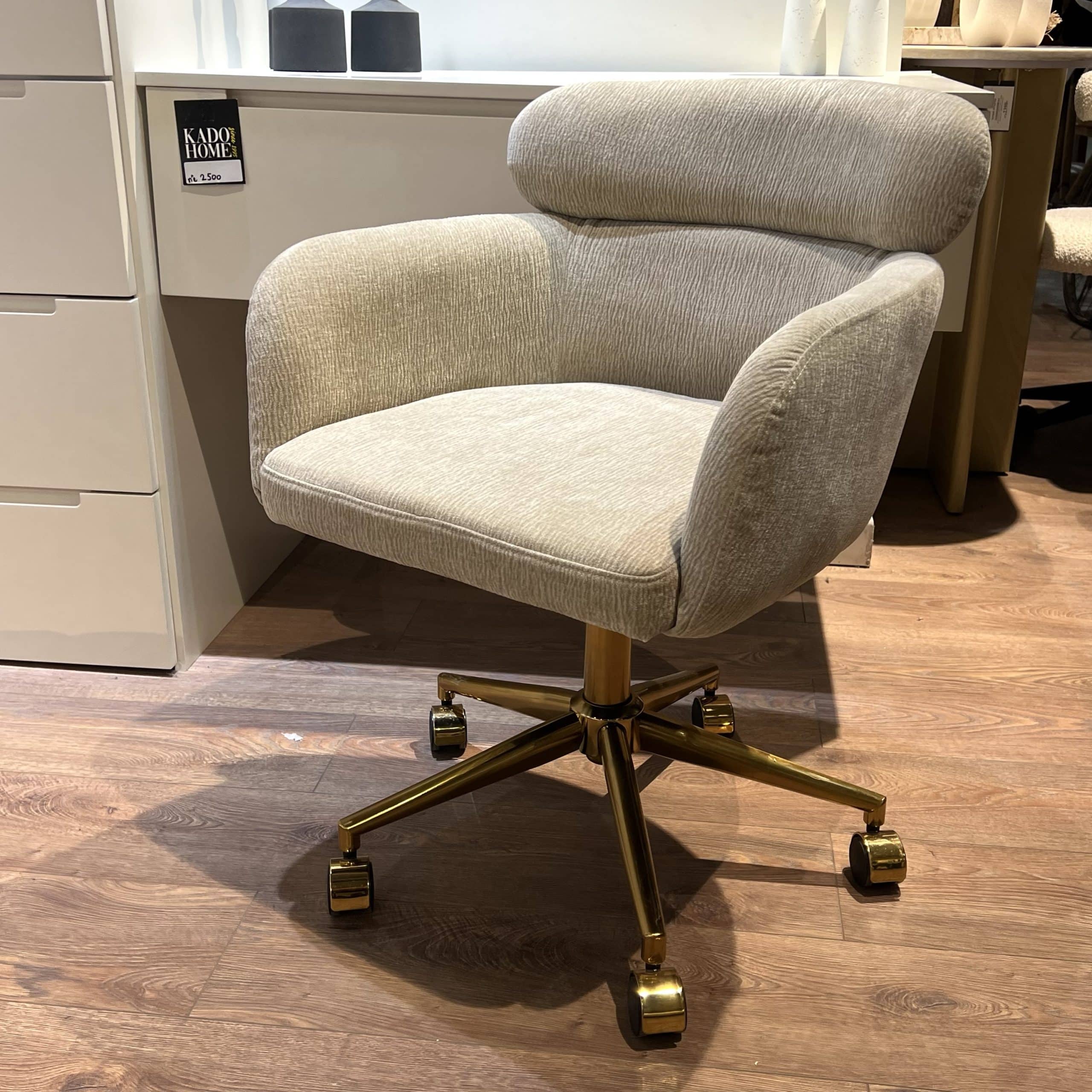 כסא משרד מרופד עם גלגלים גב מלא בד שמפניה רגל זהב דגם רוני כסא משרד מרופד עם גלגלים גב מלא בד שמפניה רגל זהב דגם רוני