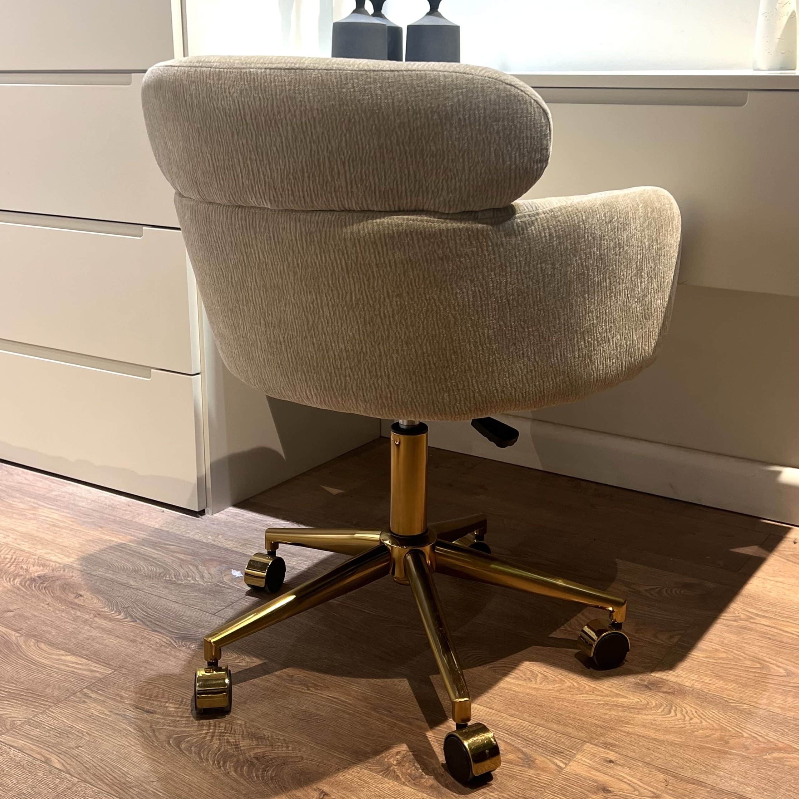כסא משרד מרופד עם גלגלים גב מלא בד שמפניה רגל זהב דגם רוני כסא משרד מרופד עם גלגלים גב מלא בד שמפניה רגל זהב דגם רוני