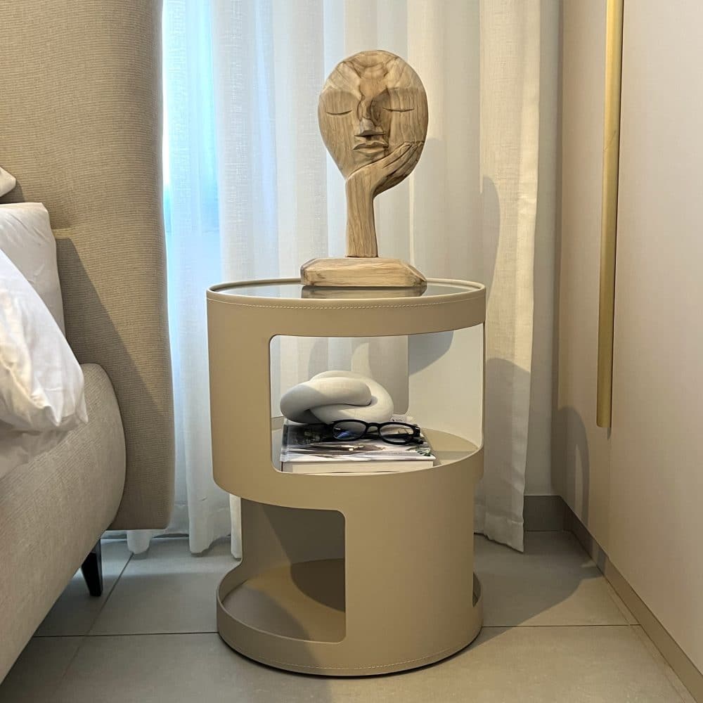 הוםסטיילינג- שידת צד סופיטל מעוצבת ואקססוריז