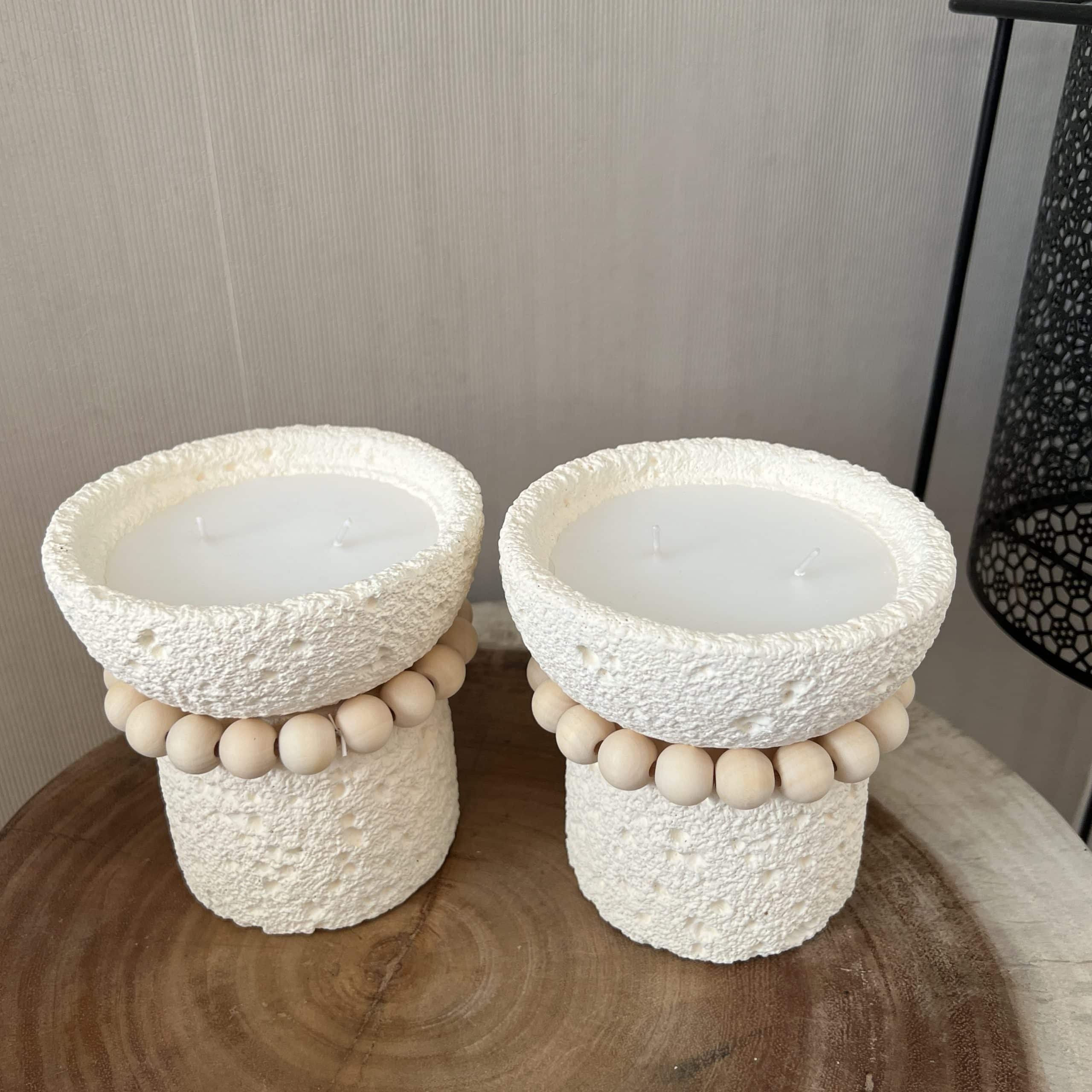 נר מעוצב בכלי אבן על רגל עיטורי עיגולי עץ דגם איקו נר מעוצב בכלי אבן על רגל עיטורי עיגולי עץ דגם איקו