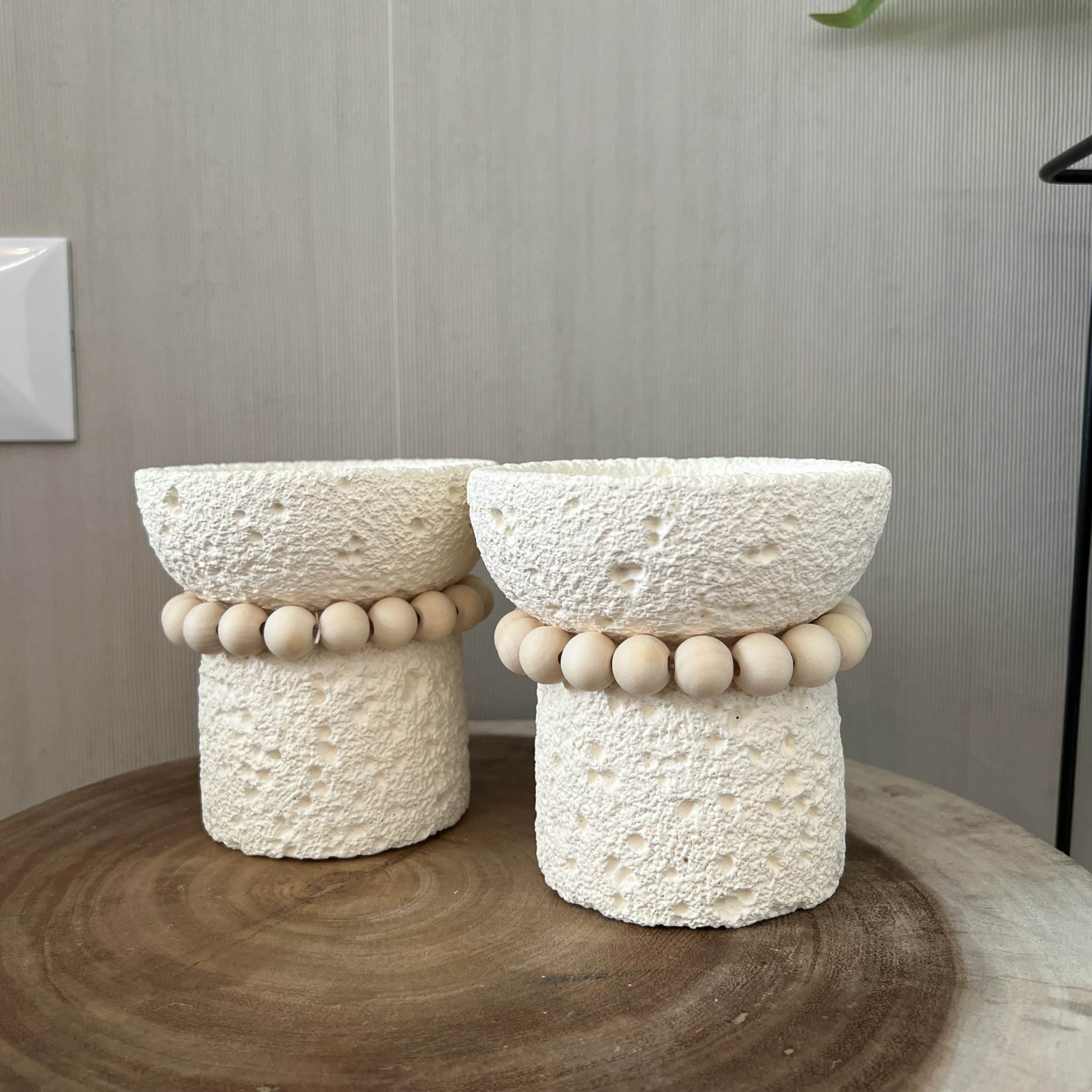 נר מעוצב בכלי אבן על רגל עיטורי עיגולי עץ דגם איקו נר מעוצב בכלי אבן על רגל עיטורי עיגולי עץ דגם איקו