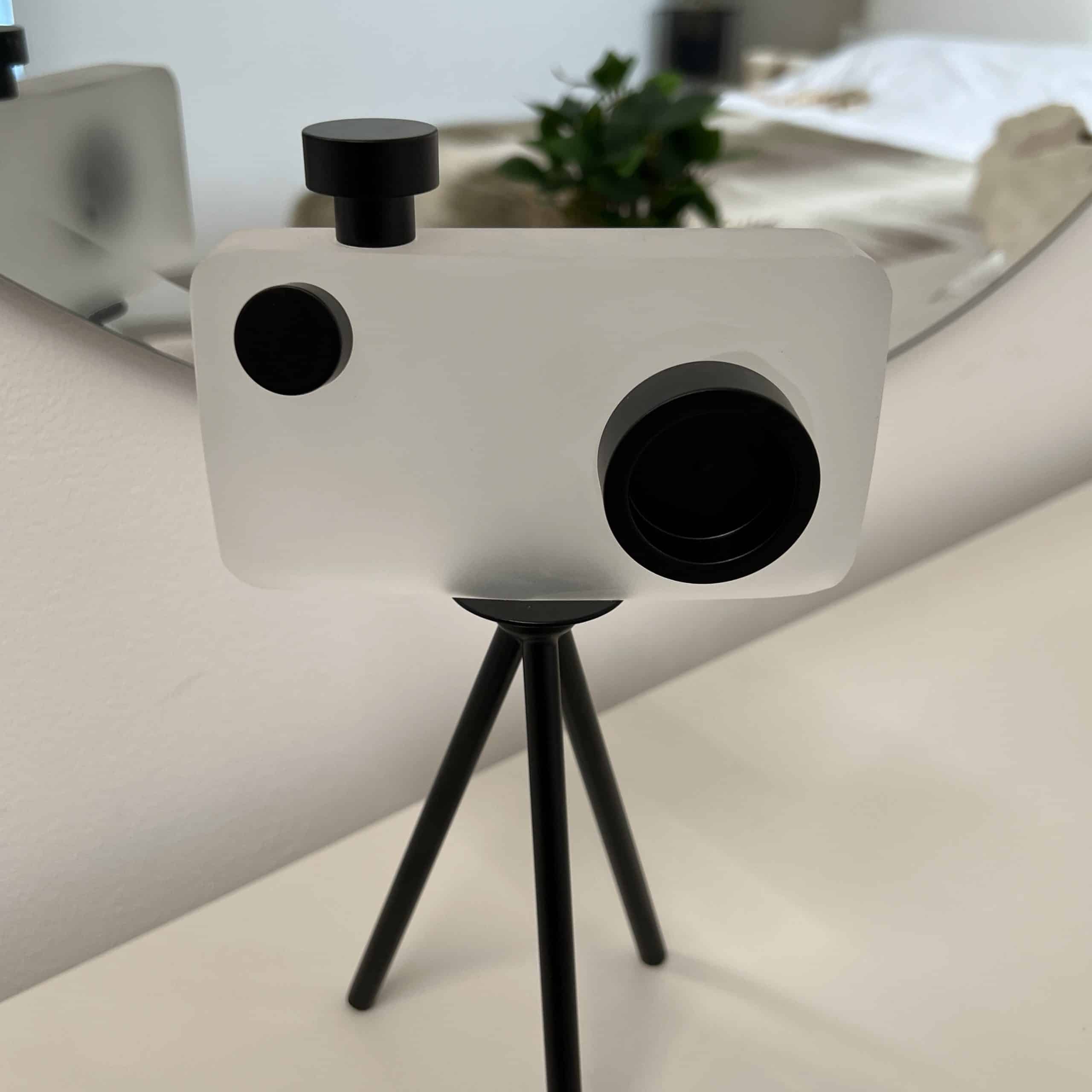 דקורציה מצלמה זכוכית חלבית עדשה שחורה עם סטנד שחור דגם איקו דקורציה מצלמה זכוכית חלבית עדשה שחורה עם סטנד שחור דגם איקו