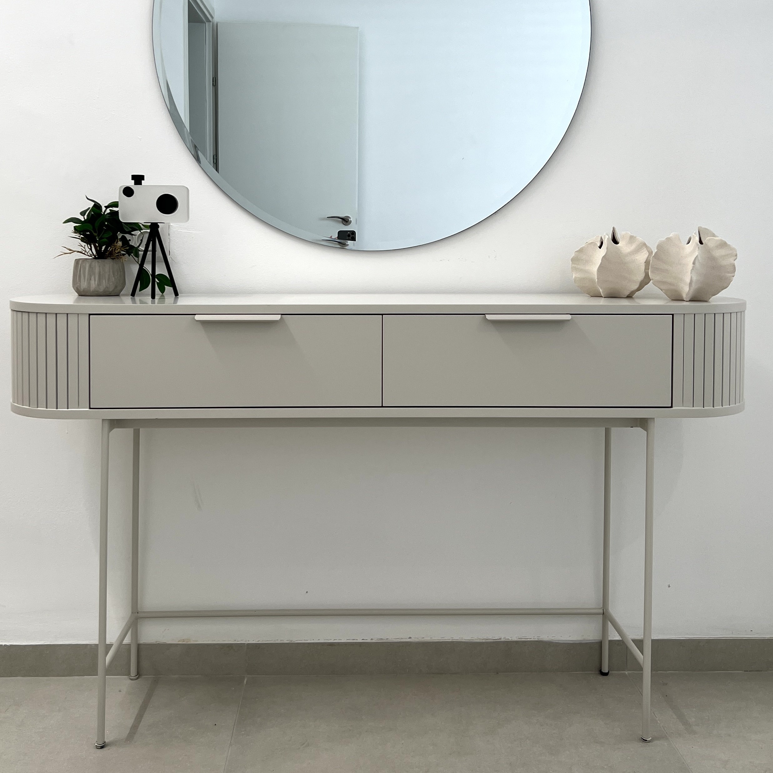 קונסולה פינות מעוגלות מחורצות ומגירות חלקות דגם דובאי קונסולה פינות מעוגלות מחורצות ומגירות חלקות דגם דובאי