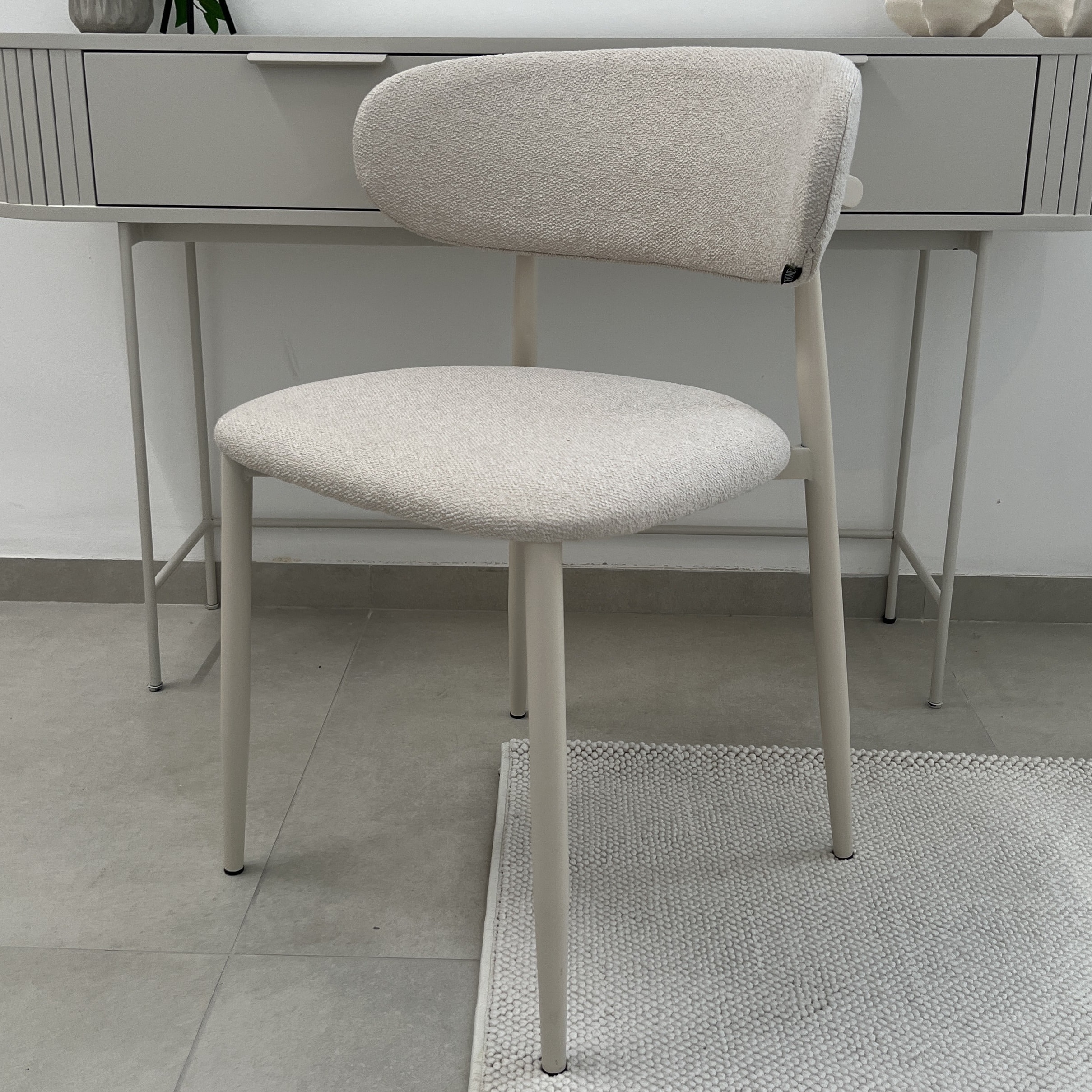 כסא מעוצב מלאני אריג אבן רגל שמנת דגם סופיטל כסא מעוצב מלאני אריג אבן רגל שמנת דגם סופיטל