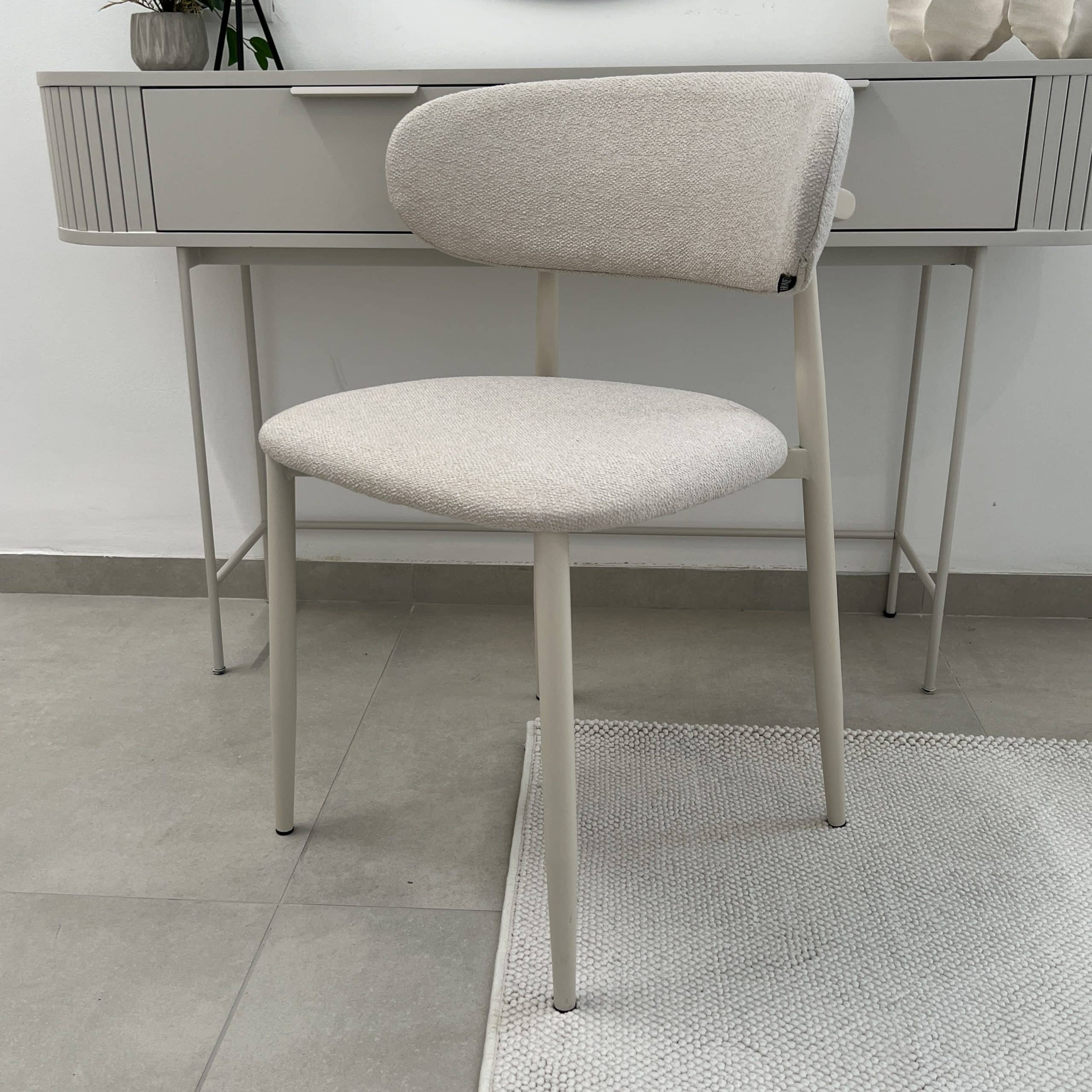 כסא מעוצב מלאני אריג אבן רגל שמנת דגם סופיטל כסא מעוצב מלאני אריג אבן רגל שמנת דגם סופיטל