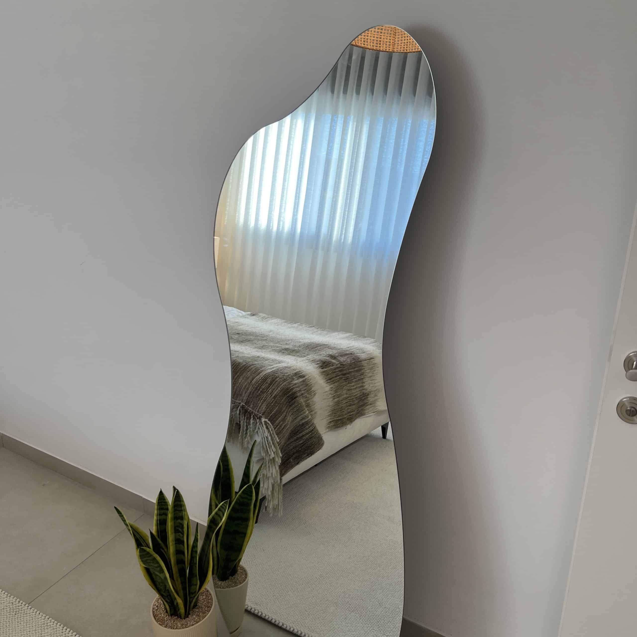 מראה יוקרתית אמורפית עומדת נוטה ימין דגם סופיטל מראה יוקרתית אמורפית עומדת נוטה ימין דגם סופיטל