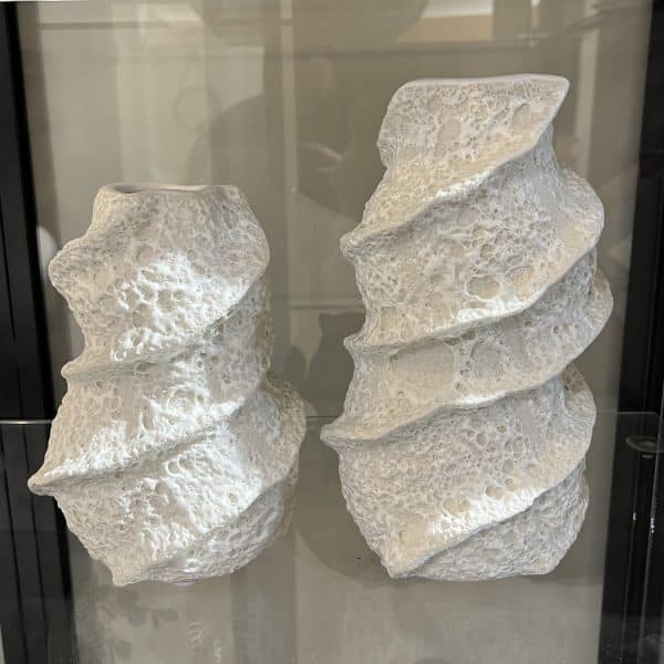 כד קרמיקה לבן טקסטורה ספירלה דגם איקו