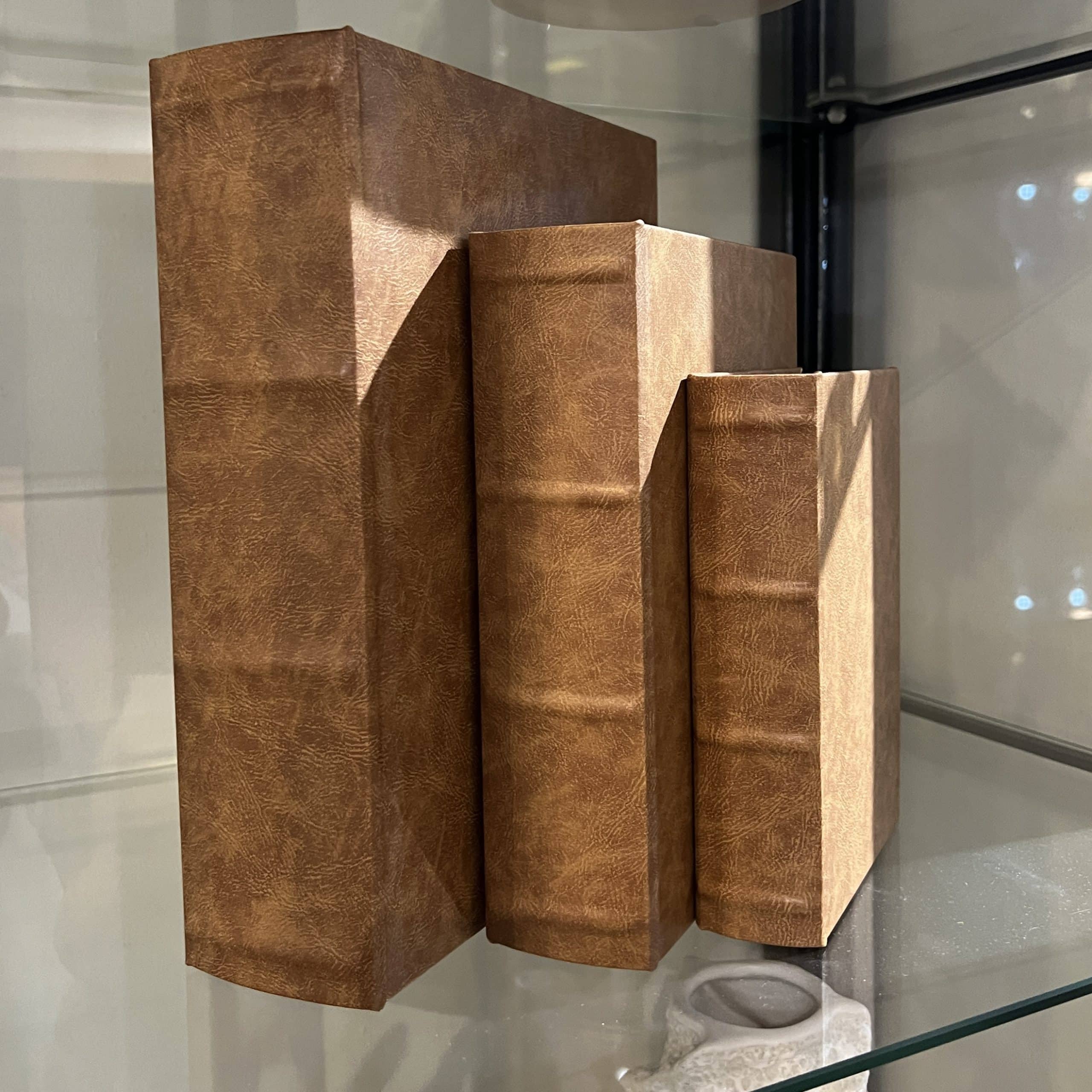 ספר אחסון מעוצב קאדו דמוי עור חום כאמל יוקרתי דגם איקו ספר אחסון מעוצב קאדו דמוי עור חום כאמל יוקרתי דגם איקו